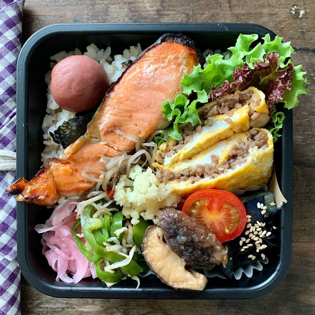 aya*** のインスタグラム：「⁡ ⁡ 2023.5.26 Friday ⁡ おはようございます☀️ ⁡ #今日のお弁当 🍱 ○オムレツ ○鮭の塩麹漬け焼き ○じゃこピーマン ○なすの甘酢炒め ○椎茸の甘辛 ○紫玉ねぎのマリネ ○白米＋玄米 ⁡ ⁡ 今日は一段とごちゃごちゃした感が増しとる😇 ⁡ オムレツの具はミンチと玉ねぎ、じゃがいもを炒めて 肉じゃがみたいな甘辛ーい味付けに。 卵にはマヨネーズをちょろっと混ぜとるので、 ケチャップなしでも◎ ⁡ ⁡ #自分弁当#おうちごはん#お弁当作り#フーディーテーブル#ごはん#おうちごはんlover#お弁当 #お弁当記録#お昼ごはん#昼ごはん #常備菜#作り置き#おべんとう#弁当#わっぱ#暮らし#一人暮らし#ごはん記録#ひとりごはん#料理#料理記録#日常#oben365#IGersJP#Japanesefood#foodpic#aya_ayaOben#lunchbox」