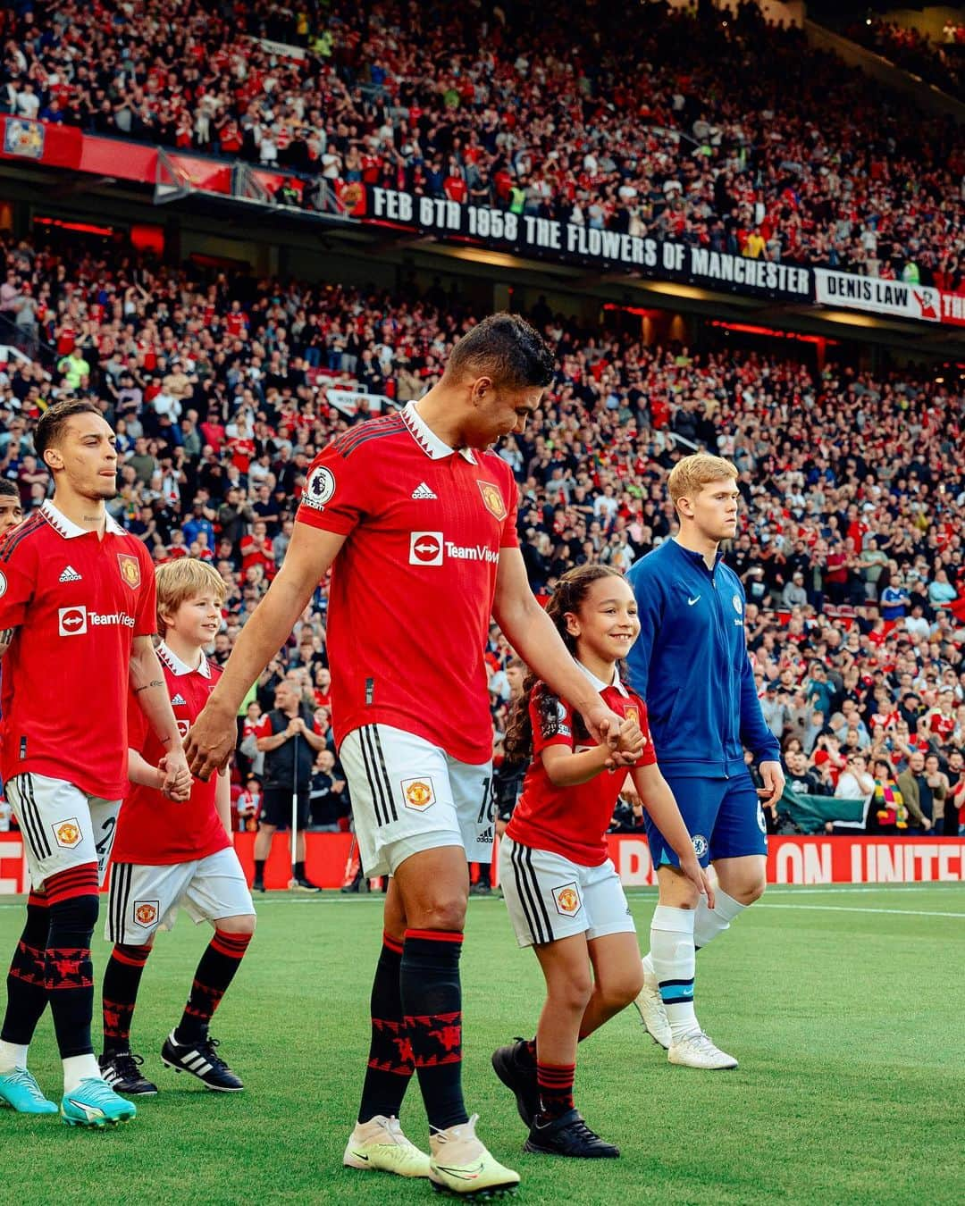 カゼミーロのインスタグラム：「We are 🔙 @championsleague!! 🔴👊🏽  #MUFC #MUNCHE #Sara❤️」