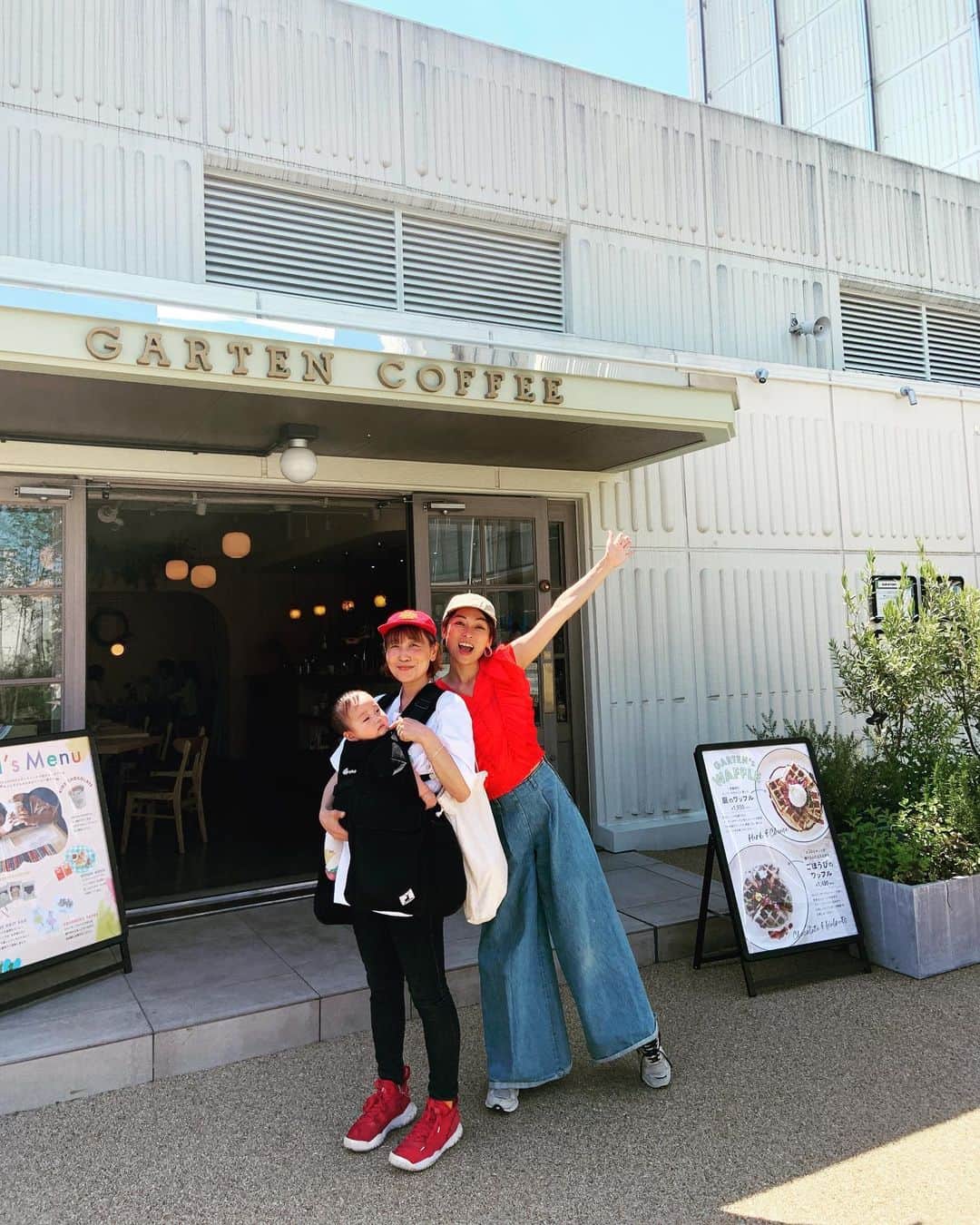 福田瞳さんのインスタグラム写真 - (福田瞳Instagram)「@gartencoffee_commonfield へ☺︎ あさみちゃん @ino_asami に会いに行ってきた♡ たまプラーザ駅周りは大型商業施設がまわりをぐるっと囲んでいる感じで、歩いてるだけでわくわくした♡ 買い物のブレイクタイムにピッタリの @gartencoffee_commonfield さん♡ 目の前が芝生の広場ですごくゆったりとした気持ちになれました！この日は暑かったから、店内でゆっくりしました♡チャイにカフェラテ、おやつもいただき、あさみちゃんの笑顔にも癒されました♡ スタッフのみなさんの素敵な笑顔に、なんて気持ちの良いお店なの〜✨と感動しました。笑。 うたと二人でふらふらしたたまプラーザ。おむつ替えスペースやら、何やら充実している商業施設に感謝🤗 芝生スペースで子供と一緒に参加出来る体操にも飛び入り参加して、めっちゃ楽しかった一日でした♡ #たまプラーザテラス  #また絶対行く」5月26日 7時22分 - fukudahitomi610