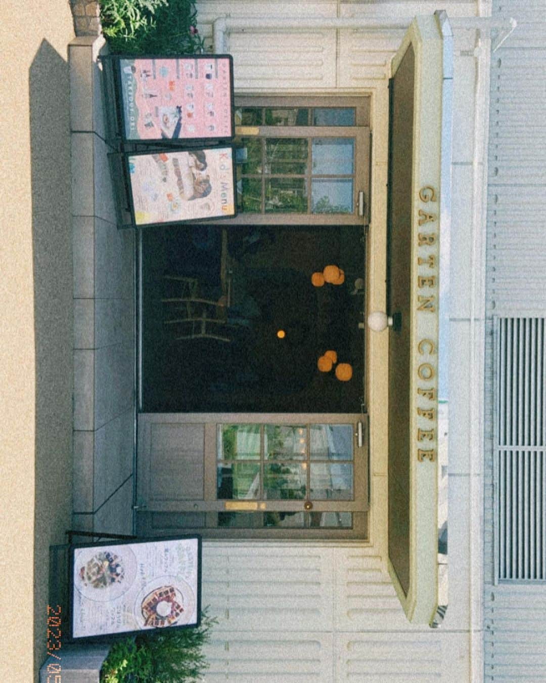 福田瞳さんのインスタグラム写真 - (福田瞳Instagram)「@gartencoffee_commonfield へ☺︎ あさみちゃん @ino_asami に会いに行ってきた♡ たまプラーザ駅周りは大型商業施設がまわりをぐるっと囲んでいる感じで、歩いてるだけでわくわくした♡ 買い物のブレイクタイムにピッタリの @gartencoffee_commonfield さん♡ 目の前が芝生の広場ですごくゆったりとした気持ちになれました！この日は暑かったから、店内でゆっくりしました♡チャイにカフェラテ、おやつもいただき、あさみちゃんの笑顔にも癒されました♡ スタッフのみなさんの素敵な笑顔に、なんて気持ちの良いお店なの〜✨と感動しました。笑。 うたと二人でふらふらしたたまプラーザ。おむつ替えスペースやら、何やら充実している商業施設に感謝🤗 芝生スペースで子供と一緒に参加出来る体操にも飛び入り参加して、めっちゃ楽しかった一日でした♡ #たまプラーザテラス  #また絶対行く」5月26日 7時22分 - fukudahitomi610