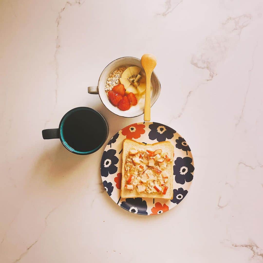 森由月のインスタグラム：「・ #あさごはん  #カニカマと茗荷のわさびマヨトースト #オートミールヨーグルト  　→いちご、キウイ #ホットコーヒー ・ #朝食 #モーニング #おうちごはん #トーストアレンジ  #オートミール #腸活 #珈琲 #breakfast #toast  #oatmealyogurt  #coffee #🍞」