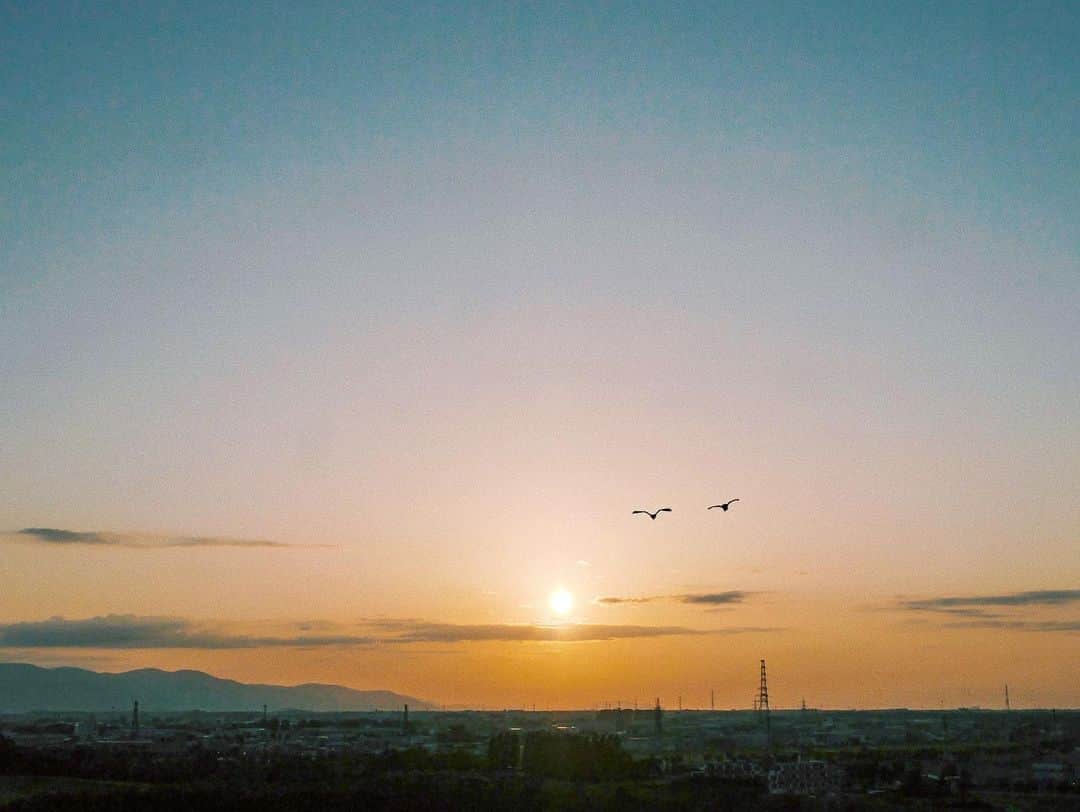 naorinmoonのインスタグラム：「なんども見た空 なんど祈ったことだろう」
