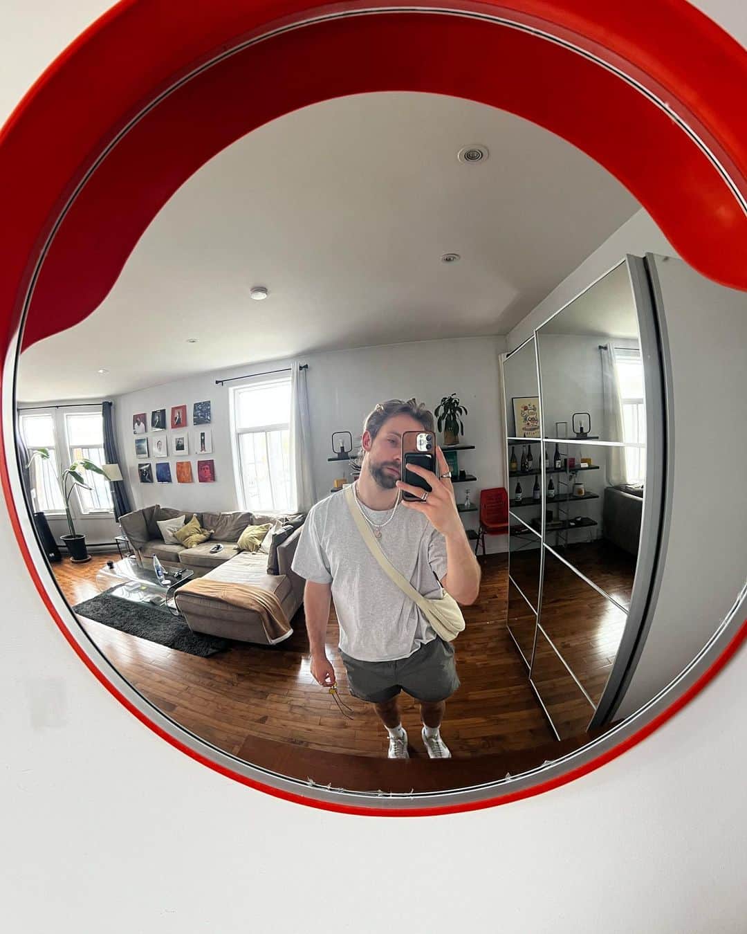 ジャン＝リュック・ベイカーのインスタグラム：「Objects in the mirror are closer than they appear」