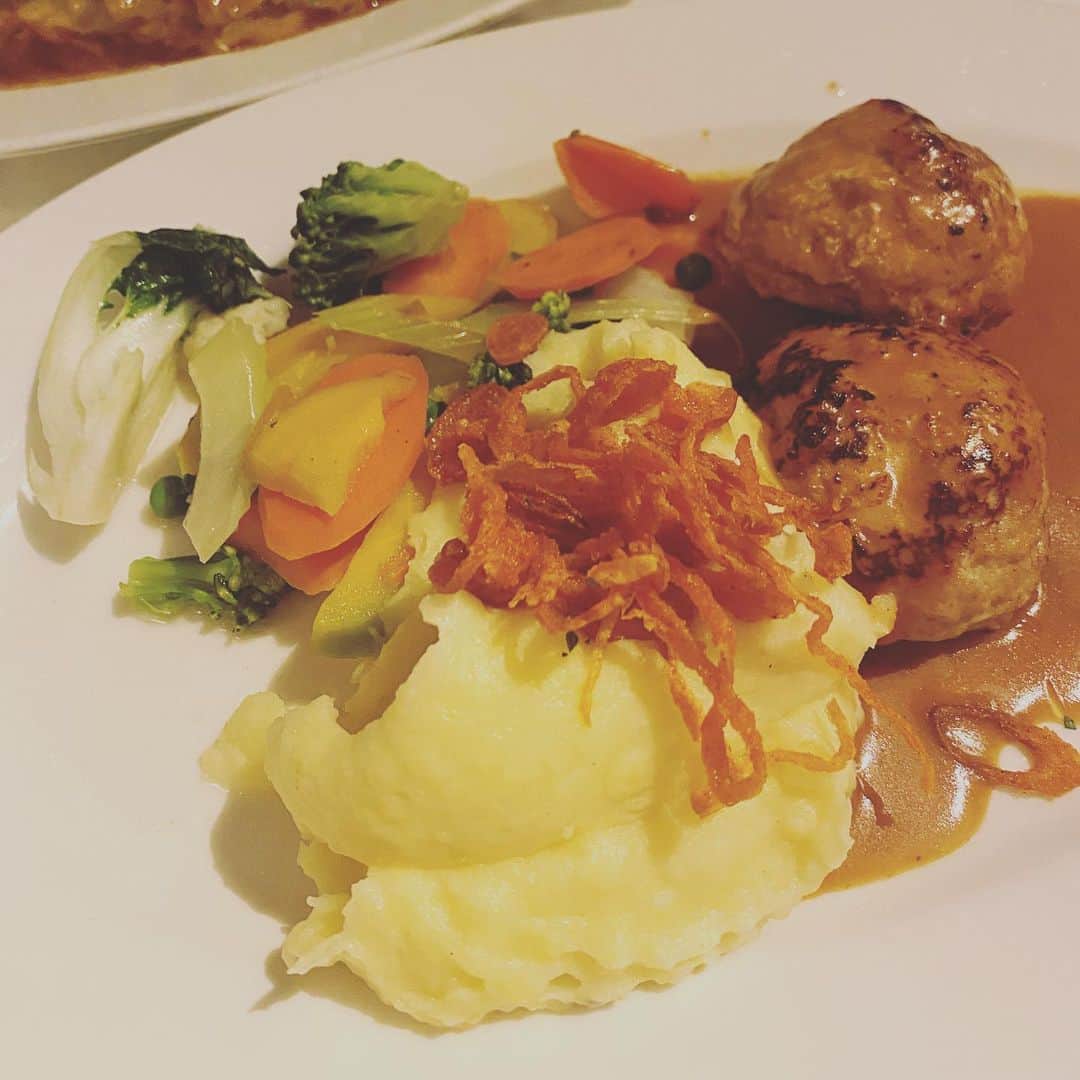 板谷由夏 のインスタグラム：「ウィーンで頂いたごはんたち🍴 朝から見てるだけでお腹いっぱいになるはず笑 しばらく控えめに、、身体重い！ 美味しいものたち、ごちそうさまでひた。」