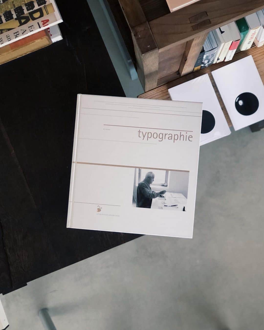 nostos booksのインスタグラム：「本日は『日本の近代活字 本木昌造とその周辺』、ピーター・サヴィルやオトル・アイヒャーの作品集、武井武雄『妖精伝説』、ヴァチカン教皇庁図書館展図録など40冊を入荷しました。  オンラインストアへは商品タグをタップ◯ 　 入荷本からおすすめ10選  ----------  1冊目 『Typographie』 20世紀ドイツを代表するグラフィックデザイナー・タイポグラファーであり、ウルム造形大学の創設者、オトル・アイヒャーの著作。アイヒャーのタイポグラフィに対するアプローチや哲学、そして方法論をまとめたもの。   ----------  2冊目 『日本の近代活字 本木昌造とその周辺』 日本の活版印刷術普及に大きな役割を果たした本木昌造を中心とする、日本の活版印刷の黎明期の状況などを紹介。1999年に発足した「本木昌造・活字復元プロジェクト」の一環として刊行されたもの。   ----------  3冊目 『Designed by Peter Saville』 ジョイ・ディビジョンのアートワークなどで知られる、イギリスのグラフィックデザイナー／ピーター・サヴィルの作品集。CDジャケット、パッケージ、ブックデザイン、ポスターデザインなどをカラーで多数掲載。  ----------  4冊目 『Artists Who Make Books』 国際的に活躍する32人のアーティストが手掛けた本にまつわる仕事を紹介した資料集。アンディ・ウォーホル、ソフィ・カル、河原温、ウォルフガング・ティルマンスなどの作品を解説とともに掲載。  ----------  5冊目 『本の美術』 装幀家、版画家、詩人である恩地孝四郎による装本美術論。ブックデザインにまつわる論説や、装本書影を掲載。別冊には植村鷹千代による解説や、恩地孝四郎装本拾遺、恩地孝四郎年譜などを収録。   ----------  6冊目 『妖精伝説』 グラフィックデザイナー、童話作家・童画家として知られる武井武雄のショートストーリー。さまざまな種類の妖精にまつわる短編を挿絵とともに収録。限定1000部。  ----------  7冊目 『ヴァチカン教皇庁図書館展 II 書物がひらくルネサンス』 2015年に印刷博物館で開催された展示図録。ヴァチカン教皇庁図書館所蔵の中世写本、初期刊本、地図、書簡類計21点を中心に、印刷博物館および国内諸機関所蔵の書物を加えた計69点を収録、紹介した一冊。   ----------  8冊目 『ヴァチカン教皇庁図書館展 書物の誕生 写本から印刷へ』 2002年に印刷博物館で開催された「ヴァチカン教皇庁図書館展 書物の誕生 写本から印刷へ」の図録。聖書の歴史からみた書物のはじまりと、その写本から印刷本への変換を、多数のカラー図版とともに辿る。  ----------  9冊目 『欧文書体百花事典』 古典から現代までに作られてきた、300もの主要欧文書体を収録。ヤン・チヒョルト、オトル・アイヒャーらタイポグラファーの功績を、白井敬尚や片塩二朗、河野三男たちが解説する。  ----------  10冊目 『活字文明開化 本木昌造が築いた近代』 2013年に開催された「活字文明開化 本木昌造が築いた近代」展の図録。日本における活版印刷の先駆者として知られる本木昌造の功績により、日本がいかに近代化を発展させたのかを解説。人物、技術、情報といったさまざまな視点から活字文化の重要性に迫る。  ----------  店舗情報はこちら @nostosbooks  ----------  #nostosbooks #ノストスブックス #祖師ヶ谷大蔵 #砧」