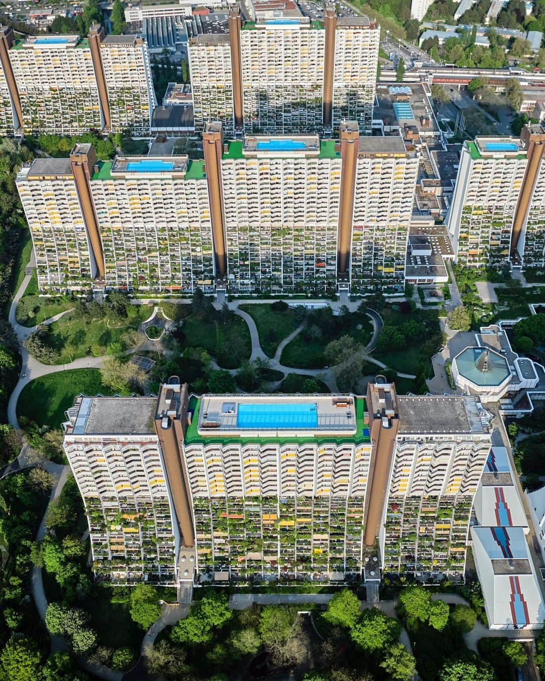 ニューヨーク・タイムズさんのインスタグラム写真 - (ニューヨーク・タイムズInstagram)「In Vienna, a whopping 80% of residents qualify for public housing, and once they have a contract, it never expires, even if they become richer.    Experts refer to Vienna’s world-famous municipal housing, known as the Gemeindebauten, as “social housing,” a phrase that captures how the city’s public housing and other limited-profit housing are a widely shared social benefit: The Gemeindebauten welcome the middle class, not just the poor. Housing experts believe that this approach leads to greater economic diversity within public housing — and better outcomes for the people living in it.  To American eyes, the Viennese setup can appear fancifully socialistic. But what’s mind-boggling is how social housing gives the economic lives of Viennese an entirely different shape. The city’s generous supply of social housing helps keep costs down for everyone: In 2021, those Viennese living in private housing spent 26% of their post-tax income on rent and energy costs, on average, which is only slightly more than the figure for social-housing residents overall (22%). In America, 49% of renters — 21.6 million people — are cost-burdened, paying landlords more than 30% of their pretax income, and the percentage can be even higher in expensive cities. In New York City, the median renter household spends a staggering 36% of its pretax income on rent.  What can we learn from Vienna as soaring real estate markets have created a worldwide housing crisis? Read the full story from @nytmag at the link in our bio. Photos by @lucalocatelliphoto」5月26日 7時31分 - nytimes