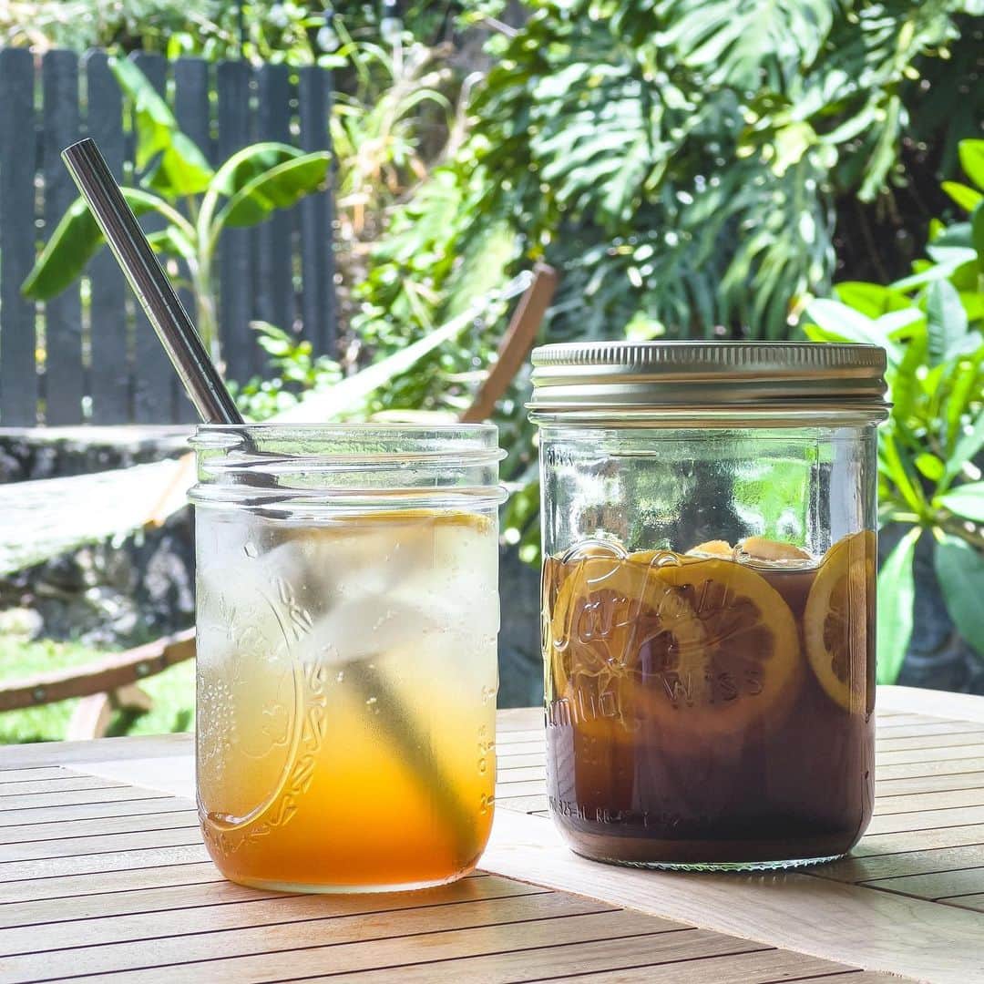 吉川ひなののインスタグラム：「最近うちで人気のジュース🍹  🍋のスライスに、アップルサイダービネガー、黒砂糖、アカベシロップで酵素シロップを作ってみた  家のお水をスパークリングウォーターメーカーで作ってボトル削減♡」