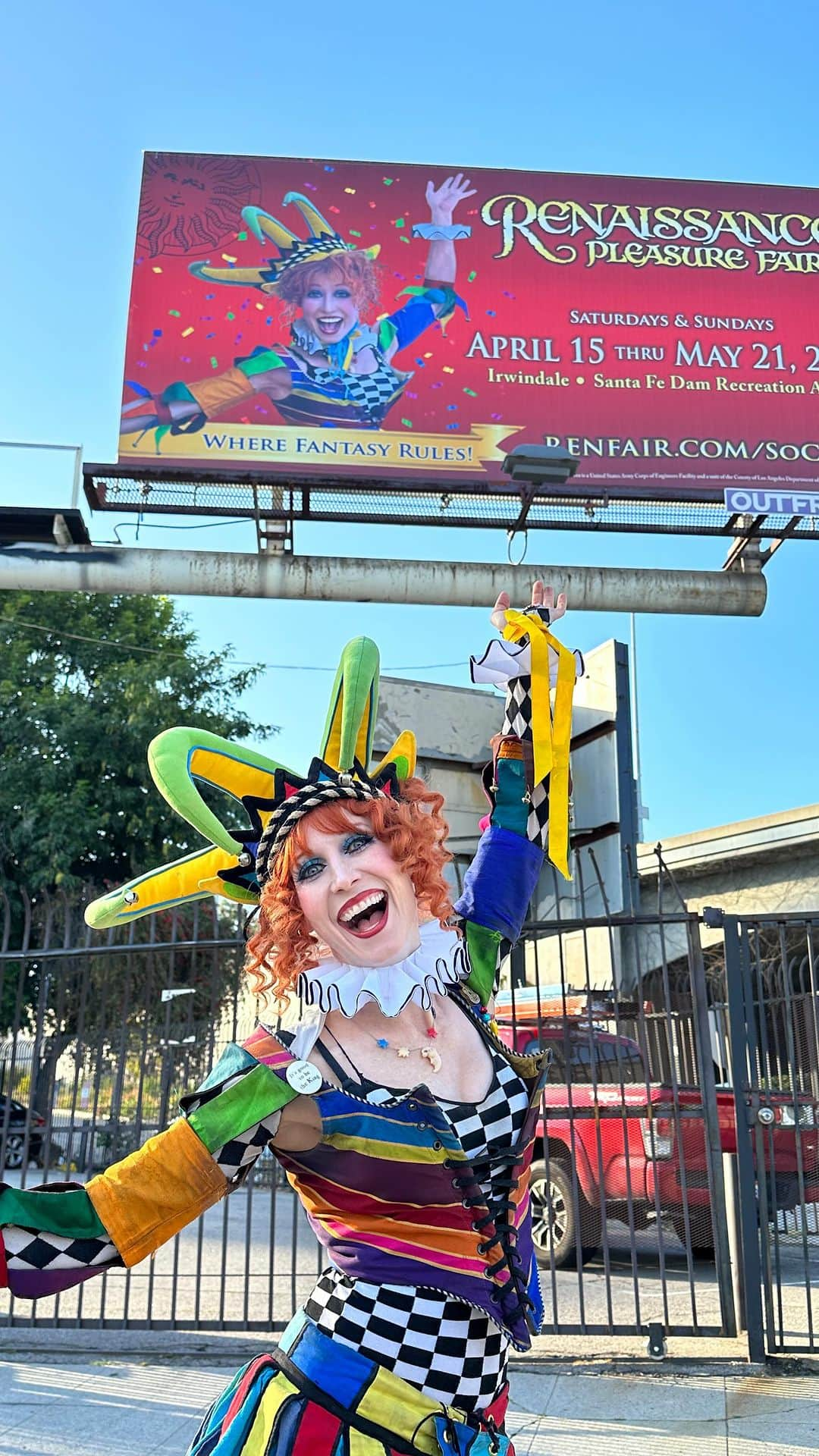 ボニー・モーガンのインスタグラム：「TBT That time I got on a billboard… LITERALLY!!! Caution: Do NOT Attempt These Shenanigans… I am a trained professional Fool!! #adventuresofbendybonnie #imonabillboard #literally #imwalkingonsunshine #shenanigans #stunts #itsgoodtobetheking #kingoffools #clowningaround #amok #tomfoolery #climbingonstuff #urbanplayground #ihadpermission #amiintrouble #worthit #bendybonnie Special thank you to my camera man, co-conspirator, spotter, and Dad @the_gary_morgan for encouraging my shenanigans」