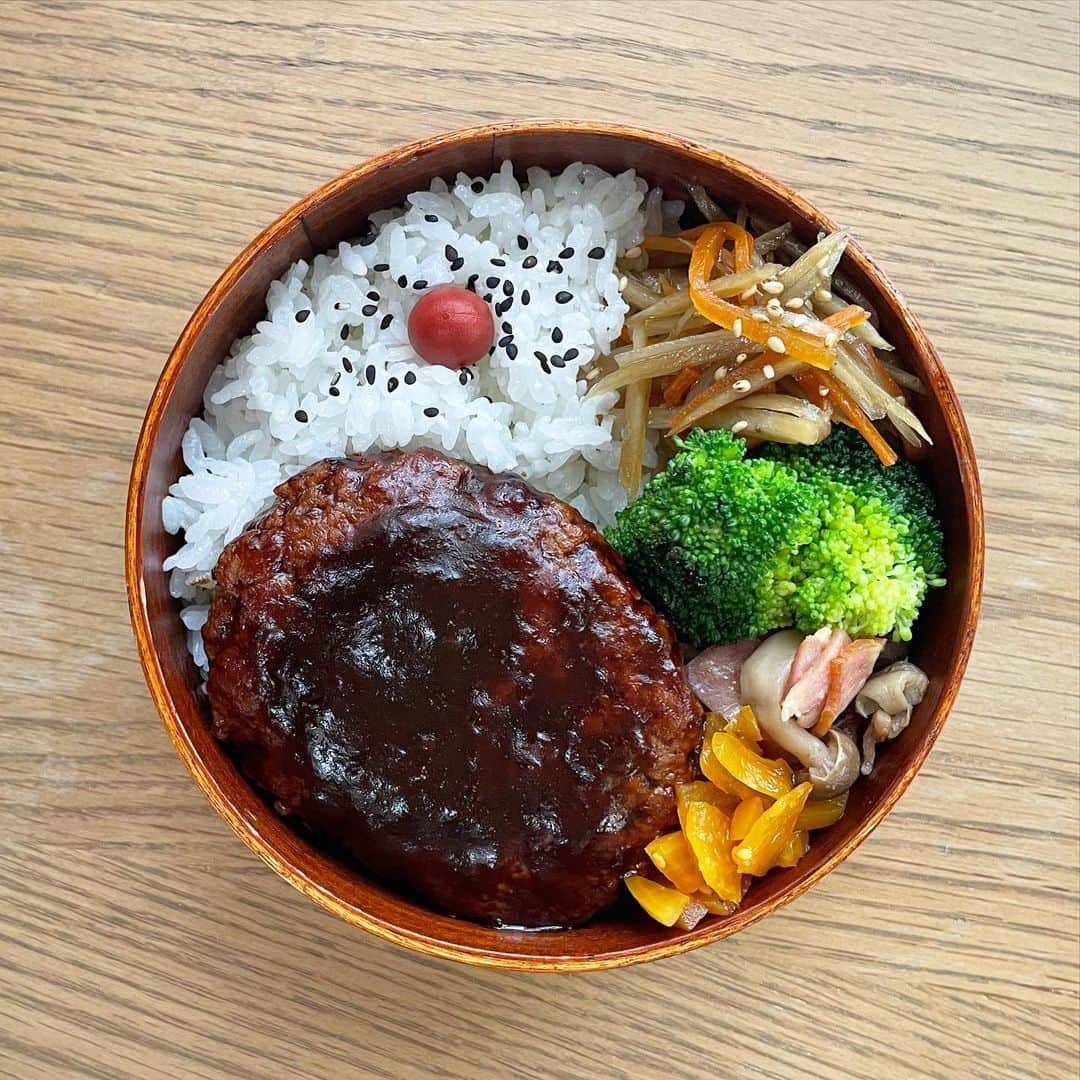 MICHICのインスタグラム：「＋＋＋ . . . #きょうのおべんとう 娘の体育大会たのしみにしていた旦那は 今週勤務先交代で見に行けない、残念！ わたしがしっかり応援してくる📣 かわいそうだから、おおきいハンバーグ弁当でいってらっしゃい 　⚪︎ハンバーグ　 　⚪︎しめじとベーコン炒め 　⚪︎ブロッコリー 　⚪︎きんぴら . . . ＋＋＋」