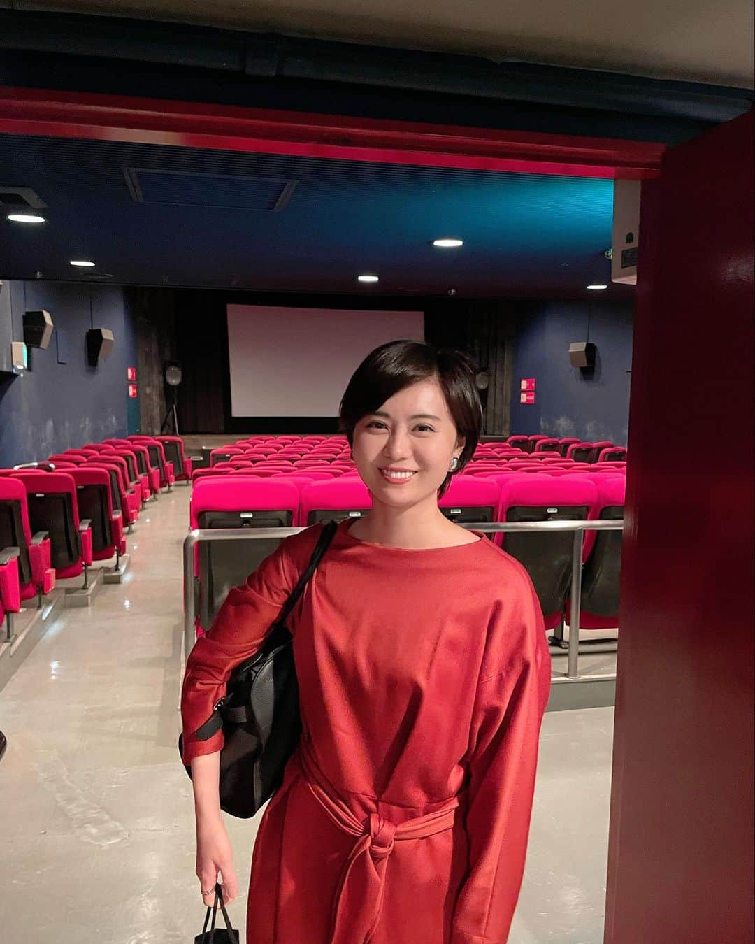 のインスタグラム：「【インディペンデント映画✖️エンタメビジネスの未来】 昨夜は、大学院の中間試験があり。 その後、仕事のリハーサル。 夜は映画「ストレージマン」のトークショーに司会として登壇しました🎬✨  インディペンデント系映画の聖地シネマ・ロサにて🌹  テーマは「インディペンデント映画✖️エンタメビジネスの未来」  登壇者‥ 東工大教授　柳瀬博一さん エンタメ社会学者　中山淳雄さん 「ストレージマン」監督　萬野達郎さん  「ストレージマン」は、日本版「ノマドランド」とも評されていますが、主演の蓮下さんの演技や表情の味わいがとても深かったです。  映画「カメラを止めるな！」の上田監督がカンヌ映画祭でTikTok 部門でグランプリを受賞したばかりですが、日本のインディペンデント映画、そして、A24など、海外の動きについても！ 盛りだくさんで時間が足りなかったです！  エンタメ好きとしてはたまらない時間でした🤭」