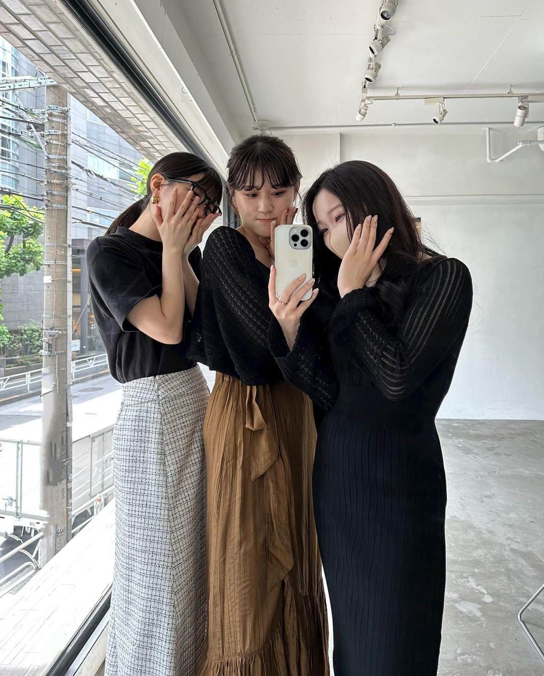 のインスタグラム：「おはようございます☀️昨日は3人でnairoの撮影でした〜楽しかったな♡  私が1枚目で着てるワンピ、 細見えがすごすぎて撮影中歓声が上がりまして🕴嬉  袖付きですがシャリ感があって涼さもあり レース編みロングワンピース、サイト見てみてねん ㅤㅤㅤㅤㅤㅤㅤㅤㅤㅤㅤㅤㅤ  カフェラテはセブン派なのですが 店舗によってミルクフォームが ふわふわな所とそうでない所がある👦🏻 (昨日はふわふわではない) ㅤㅤㅤㅤㅤㅤㅤㅤㅤㅤㅤㅤㅤ   #nairo_mag #シンプルコーデ #低身長コーデ #低身長ファッション #夏コーデ#monotoneoutfit」