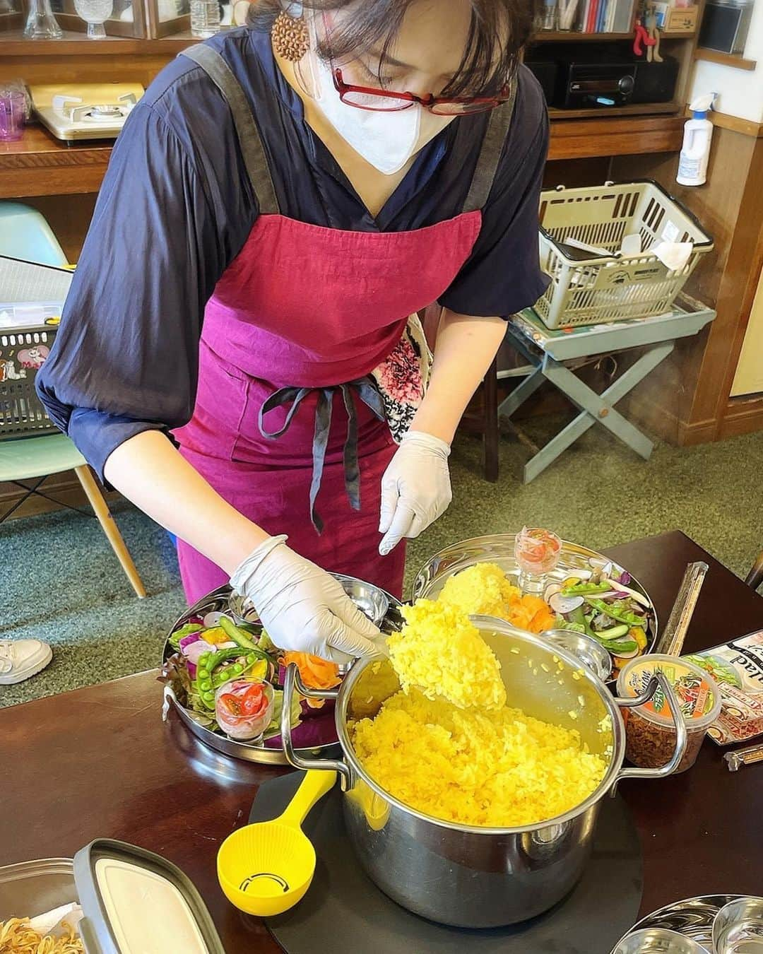 母熊?#お昼が楽しみになるお弁当??JAPANさんのインスタグラム写真 - (母熊?#お昼が楽しみになるお弁当??JAPANInstagram)「⁡ ５月なのに車の温度計が38℃にもなった最高の「スパイスカレー日和 」☀に【母熊の本格スパイスカレーレッスン】が開講されました！ ⁡ レッスンは、内容詰め詰めの濃〜い3時間⏰参加者さん、とても頑張って手と頭を動かしてくださいました。 ⁡ 盛り付けが終わる頃は、それぞれのセンスで色とりどりになったカレープレートを眺めてうっとり✨✨並んだ様子をパチリしてまたうっとり💖 ⁡ いただきます🤗からは口々に「美味しい！」のお声が聞こえてきて、母熊も本当に嬉しかったです❣️ ⁡ どのレシピも配合の微調整を繰り返して作り上げた自信作です😆 試作は食材もたくさん使うし、けっこう地道な作業💦 母熊をご存知のかたはわかってくださっていますが、食材にはこだわります。 もちろん試作から本番と同じ食材や調味料を使います。 ⁡ すべては、本番で参加者さんの「おいしい！」を聞くために✨ ご自宅で作りたくなるレシピを提供するために。 そのためにこれからも変わらず努力します💪✨ ⁡ 🎁この日のお土産はレッスンにも参加してくださった @smile_farm2021 #スマイルファーム さんの立派な新ニンニク🧄✨ カレー作りに活用していただけたら嬉しいなぁ💕 ⁡ 【レッスンお品書き】 ＊バターチキンカレー🍛 ＊プラウンマサラカレー🦐 ＊鍋炊きターメリックライス🍚 ＊紫玉ねぎのアチャール ＊手作りスパイスドレッシングのサラダ ＊コリアンダー生パインラッシー🍍 ⁡ (レシピだけ提供) ＊キャロットラペ ⁡ これまであまりこちらで母熊のお料理教室を投稿しなかったのですが、 実は遠くから参加してくださるかたもいらっしゃるんですよ！！ 本当にありがたいことです✨✨✨ せっかく素敵なレッスンができているので、フォロワーさんにも見てもらって、 もしリゾート気分で？😅参加したいよーってかたがいらしたらご連絡いただけたら嬉しいです。 後ろのページに公式LINEのQRコード載せておきますので、ご興味あったら登録よろしくお願いいたします😆✨✨ ⁡ #locari #ランチ#おうちごはん  #おうちごはんLover #フーディーテーブル #マカロニメイト #うちの元気飯 #母熊ワークショップ #スパイスカレー」5月26日 8時05分 - rosso___