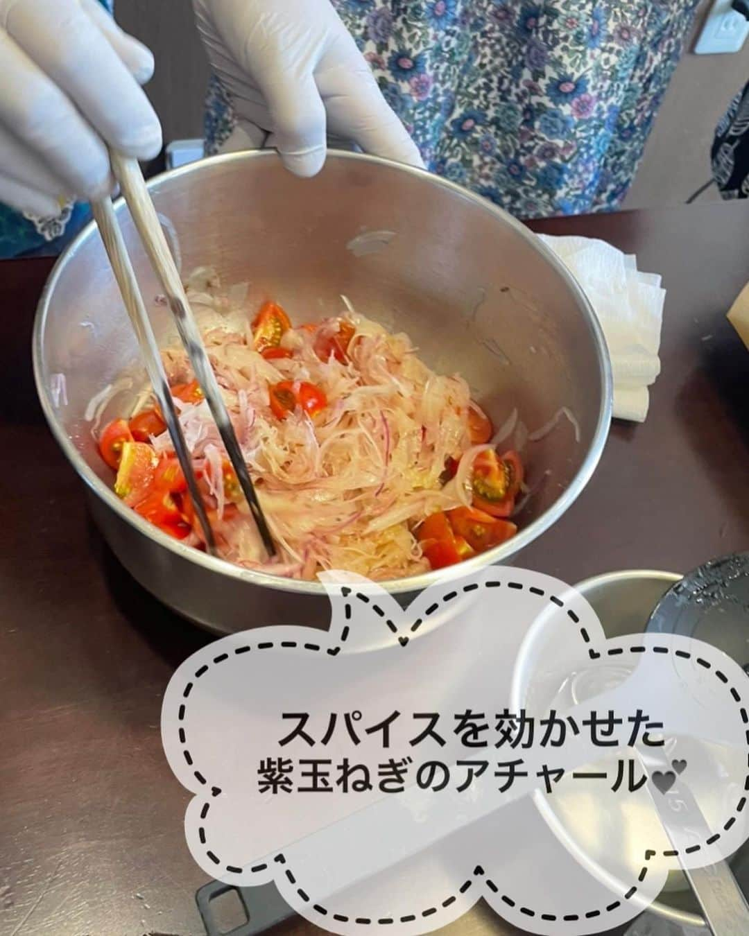 母熊?#お昼が楽しみになるお弁当??JAPANさんのインスタグラム写真 - (母熊?#お昼が楽しみになるお弁当??JAPANInstagram)「⁡ ５月なのに車の温度計が38℃にもなった最高の「スパイスカレー日和 」☀に【母熊の本格スパイスカレーレッスン】が開講されました！ ⁡ レッスンは、内容詰め詰めの濃〜い3時間⏰参加者さん、とても頑張って手と頭を動かしてくださいました。 ⁡ 盛り付けが終わる頃は、それぞれのセンスで色とりどりになったカレープレートを眺めてうっとり✨✨並んだ様子をパチリしてまたうっとり💖 ⁡ いただきます🤗からは口々に「美味しい！」のお声が聞こえてきて、母熊も本当に嬉しかったです❣️ ⁡ どのレシピも配合の微調整を繰り返して作り上げた自信作です😆 試作は食材もたくさん使うし、けっこう地道な作業💦 母熊をご存知のかたはわかってくださっていますが、食材にはこだわります。 もちろん試作から本番と同じ食材や調味料を使います。 ⁡ すべては、本番で参加者さんの「おいしい！」を聞くために✨ ご自宅で作りたくなるレシピを提供するために。 そのためにこれからも変わらず努力します💪✨ ⁡ 🎁この日のお土産はレッスンにも参加してくださった @smile_farm2021 #スマイルファーム さんの立派な新ニンニク🧄✨ カレー作りに活用していただけたら嬉しいなぁ💕 ⁡ 【レッスンお品書き】 ＊バターチキンカレー🍛 ＊プラウンマサラカレー🦐 ＊鍋炊きターメリックライス🍚 ＊紫玉ねぎのアチャール ＊手作りスパイスドレッシングのサラダ ＊コリアンダー生パインラッシー🍍 ⁡ (レシピだけ提供) ＊キャロットラペ ⁡ これまであまりこちらで母熊のお料理教室を投稿しなかったのですが、 実は遠くから参加してくださるかたもいらっしゃるんですよ！！ 本当にありがたいことです✨✨✨ せっかく素敵なレッスンができているので、フォロワーさんにも見てもらって、 もしリゾート気分で？😅参加したいよーってかたがいらしたらご連絡いただけたら嬉しいです。 後ろのページに公式LINEのQRコード載せておきますので、ご興味あったら登録よろしくお願いいたします😆✨✨ ⁡ #locari #ランチ#おうちごはん  #おうちごはんLover #フーディーテーブル #マカロニメイト #うちの元気飯 #母熊ワークショップ #スパイスカレー」5月26日 8時05分 - rosso___