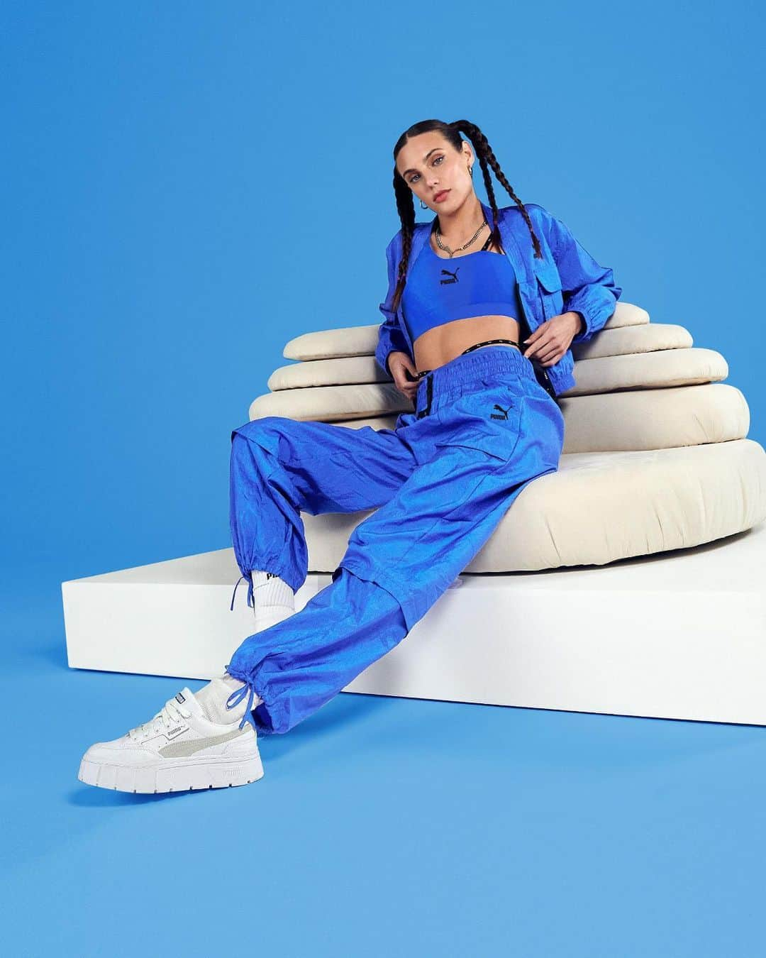 Macarena Achagaのインスタグラム：「💙🧿🦋 El color de la temporada y lo nuevo de Mayze 🦋🦋🦋 Encuéntralo en puma.com」