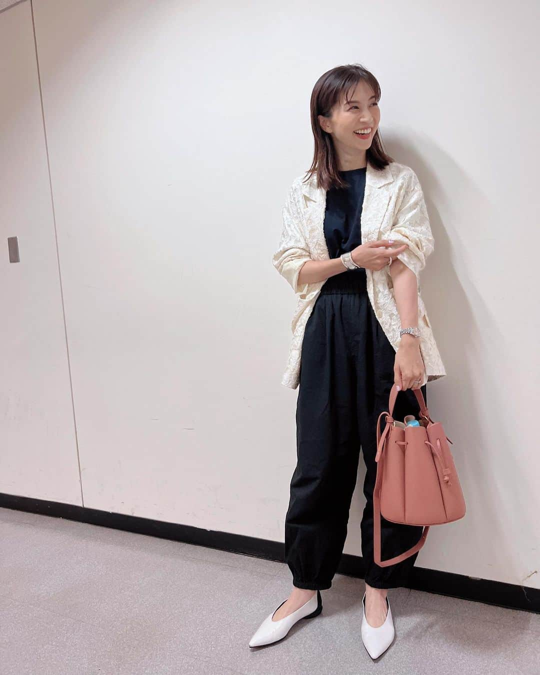 安田美沙子さんのインスタグラム写真 - (安田美沙子Instagram)「いつかのお仕事私服。 新しいバッグで行きました✨  今日は10:10ごろから TBSラジオ「教えて！壁紙のこと。」です🤍  パックンのお宅にお邪魔させて頂きました✨ どこもかしこも素敵でした！ ぜひお聞きください♥️  jacket.. @greed_tokyo  tshirts.. @hereiam.official  pants.. @outersunset_official  bag.. @polene_paris  #ootd #radio #みさこファッション」5月26日 8時16分 - yasuda_misako