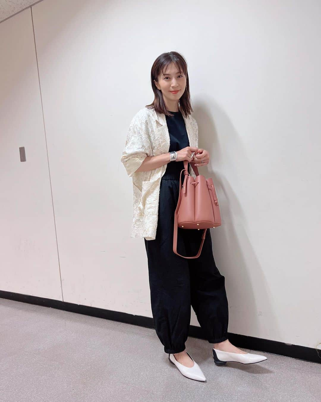 安田美沙子さんのインスタグラム写真 - (安田美沙子Instagram)「いつかのお仕事私服。 新しいバッグで行きました✨  今日は10:10ごろから TBSラジオ「教えて！壁紙のこと。」です🤍  パックンのお宅にお邪魔させて頂きました✨ どこもかしこも素敵でした！ ぜひお聞きください♥️  jacket.. @greed_tokyo  tshirts.. @hereiam.official  pants.. @outersunset_official  bag.. @polene_paris  #ootd #radio #みさこファッション」5月26日 8時16分 - yasuda_misako