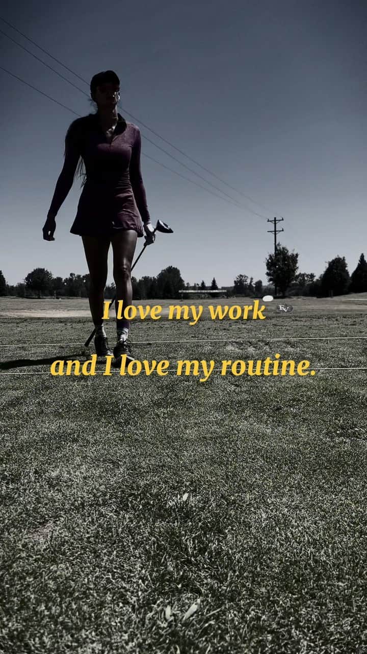 サミラ・ニコレットのインスタグラム：「I love my office ⛳️」