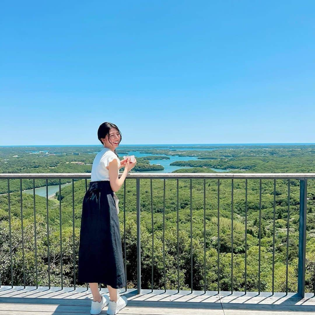 太田英里さんのインスタグラム写真 - (太田英里Instagram)「志摩旅🩵 三重県にはまだまだ素敵なところが たくさんあるなあと改めて実感。 絶景の写真撮れたー！って思ったけど 手にはサンドイッチ持ってる🤦‍♀️笑  この旅で撮った写真は プライベート生写真を注文して くださった方にお届けします🫶 SNSでは見られない写真、 楽しみにしていてください🫶  #三重 #三重観光 #三重旅 #伊勢志摩 #志摩 #志摩グルメ #志摩観光 #旅行 #旅行コーデ #ミラドール志摩 #横山天空カフェテラス #横山展望台 #観光 #portrait #grl #ノーマルカメラ」5月26日 8時20分 - eririiin56