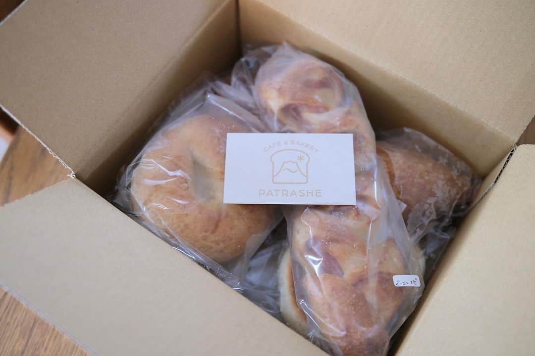しょこさんのインスタグラム写真 - (しょこInstagram)「パンお取り寄せサイト @rebake_bread  まだ食べられるのに廃棄になってしまいそうな 「ロスパン」を積極的に扱っているサイト。 全国のこだわりのパン屋さんの中から 自分で好きなパン屋さんを探すことができるので、 憧れてたけど買いに行けない遠いパン屋さんもあるかも！  私はパン屋さんにあまり詳しくないので、 『rebake特急おたのしみ便』を頼んでみました！  届いたのは新潟県のパトラッシュさん @cafeandbakerypatrashe  たくさんのパンがぎっしり詰まっててこんなにいいの！？ って言うのが正直な感想です。  惣菜パン多めで子どもたち大興奮！！ じゃんけん大会が始まり取り合いになってました😂  冷凍されて届くのでたくさん入ってるけど 慌てて食べなきゃいけない！って心配もなく、 子どもの朝ごはんやおやつにちょうどいいです✧  また利用してみたいと思ってます🥐 @rebake_bread ㅤㅤㅤ  #りべいかーず #PR #パンのある暮らし #ロスパン #フードロス #フードロス削減 #お得な生活 #お取り寄せパン #お取り寄せ #パン」5月26日 8時25分 - sho.ko_ie