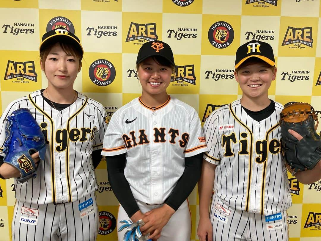 阪神タイガースさんのインスタグラム写真 - (阪神タイガースInstagram)「5月26日巨人戦の試合前には、阪神タイガースWomenの#植村美奈子 選手、#安藤蓮姫 選手と、読売ジャイアンツ(女子) の#島野愛友利 選手がファーストピッチセレモニーを行い、甲子園球場を盛り上げてくれました！ 阪神タイガースWomenと読売ジャイアンツ(女子)は、7月22日(土)に甲子園球場で初対戦します！ #阪神タイガースWomen #読売ジャイアンツ女子  #植村美奈子 選手 #安藤蓮姫 選手 #島野愛友利 選手 #伝統の一戦」5月26日 19時15分 - hanshintigers_official