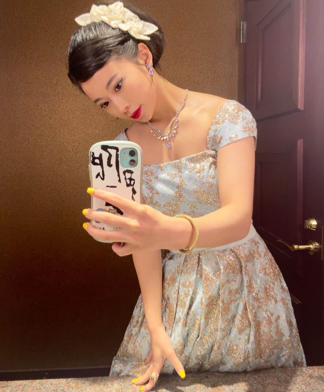のインスタグラム：「本日も楽しく演奏させていただきました。  ドレスは水色👗  #スマホカバー何とかならんのか。」