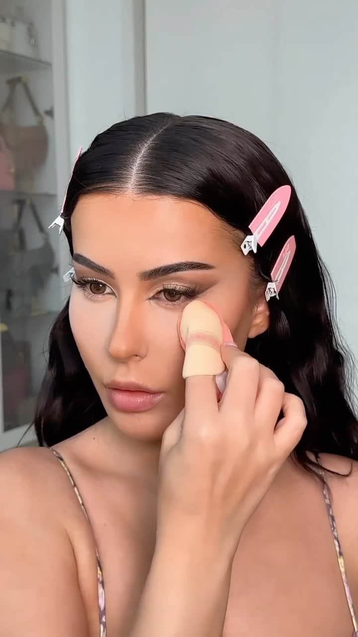 Huda Kattanのインスタグラム：「How the gorgeous @amrezy sets her under eyes for a flawless finish. @hudabeauty Easy Bake loose baking & setting powder #getreadywithme #beautytips #beauty #grwm #hudabeauty」