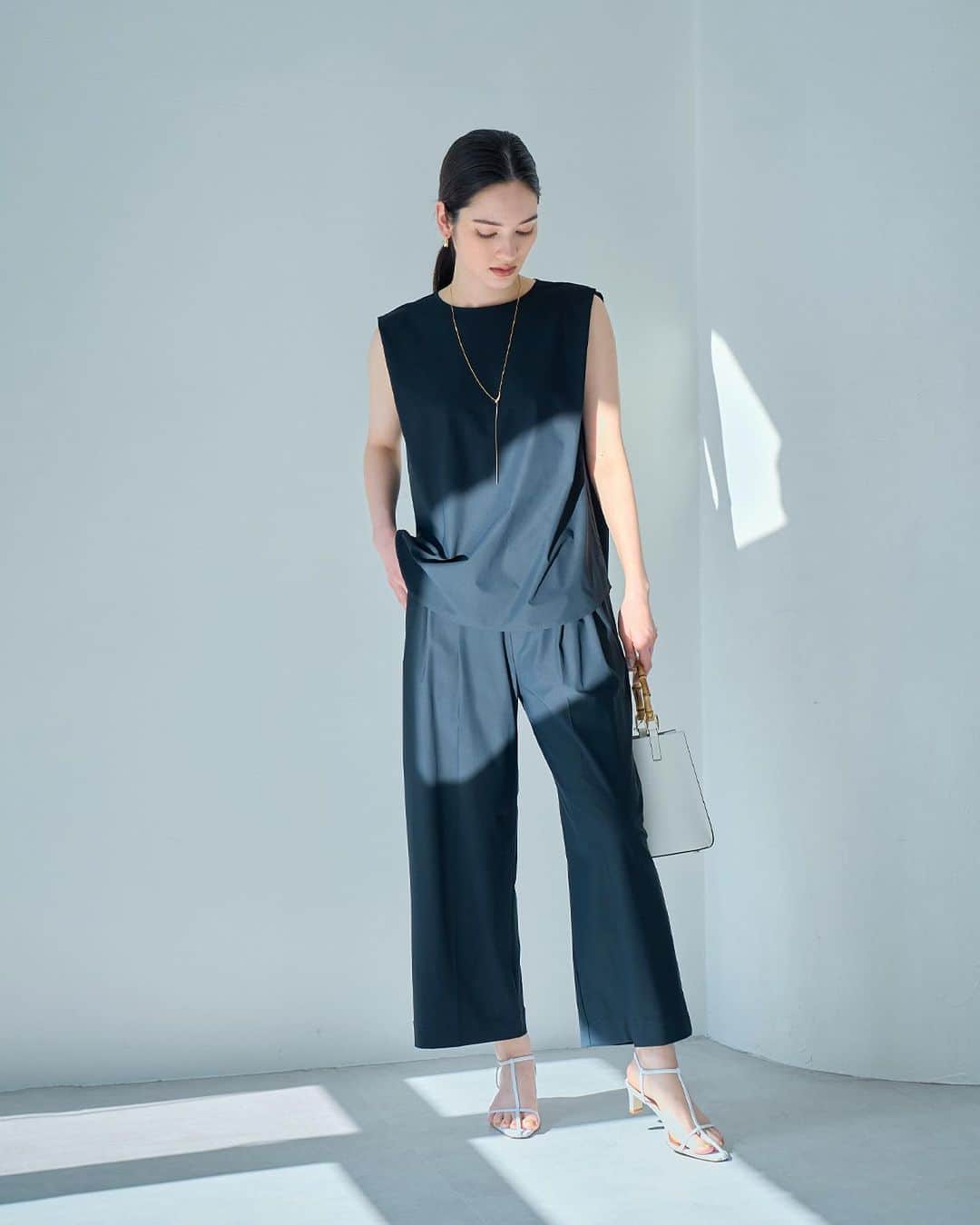ロペのインスタグラム：「-URBAN RICH GARDEN 2023SS JUNE- ⁡ きちんと感と涼しさを両立した着こなしで、 夏のオフィスカジュアルを楽しんで。 小物をポイントに、 初夏の着こなしをぐんとおしゃれに。 ⁡ J'aDoRe JUN ONLINEでご購入いただけます。 ⁡ ⁡ ⁡ @rope_jp @jadorejunonline #URBANRICHGARDEN #LOOKBOOK #通勤コーデ #オフィスカジュアル #大人カジュアル #リラックスコーデ #夏コーデ #夏カラー #ロペ #ROPÉ #ropejp」