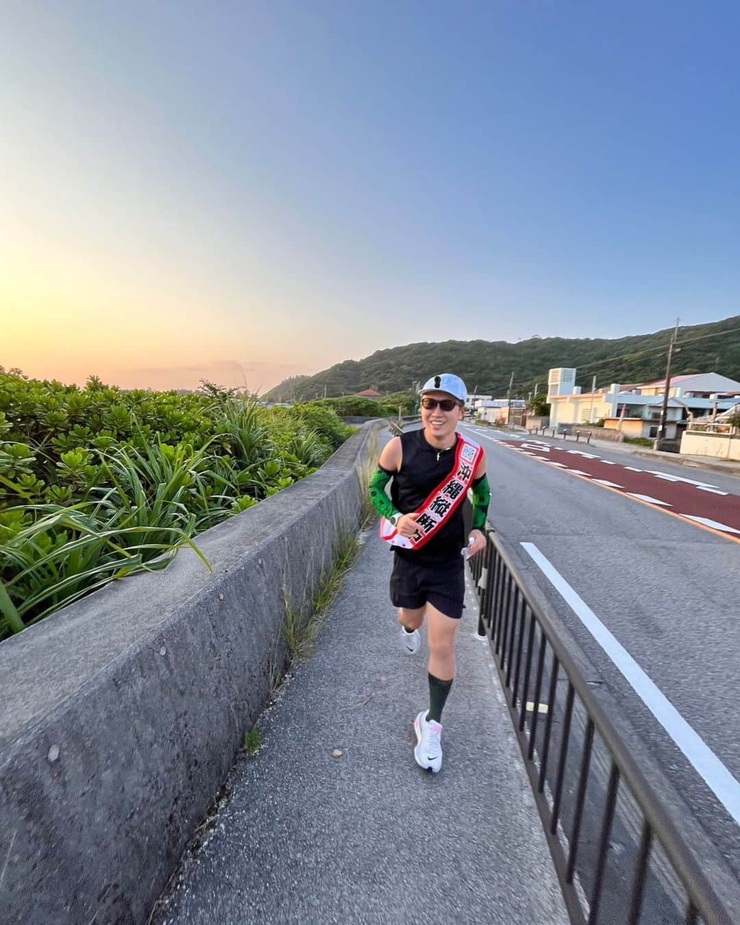 竹本カズキさんのインスタグラム写真 - (竹本カズキInstagram)「沖縄縦断100km  沖縄の海岸線は走っててほんとに気持ち良かった☀️  ビックサンキュー沖縄🐲  #ウルトラ竹本沖縄100km縦断 #ランニング #ウルトラマラソン #ランニングウェア #楽しく走る」5月26日 17時54分 - popline.kazuki