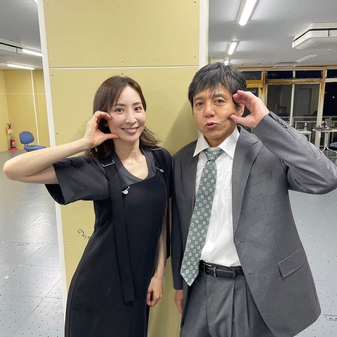 真飛聖さんのインスタグラム写真 - (真飛聖Instagram)「勝兄いさんと♡  仲良しの勝村さんと『弁護士ソドム』で またご一緒できて、とってもハッピーでした♡ その気持ちを込めて・・・2人で ♡ 作ってみたよ。 あってる？！笑  『弁護士ソドム』は 今週は 放送がお休みとなりまして、 来週、 6月2日(金)夜8時から、第5話 放送予定となります📺  なので、楽しみにしていてくださいね✨  そして本日は 東京新聞コラム 『熱風涼風』の月一の私の掲載日となります📰  ぜひぜひ 読んでくださいませ〜✨  #テレビ東京 #弁護士ソドム #勝村政信 さん #勝兄いさん」5月26日 17時54分 - sei_matobu