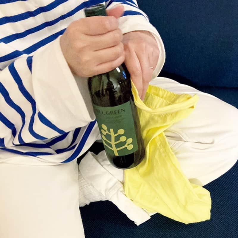 リンネルさんのインスタグラム写真 - (リンネルInstagram)「のんびりする・くつろぐなどの状態を指す意味で用いられる「チル」。そんなチルタイムにぴったりな商品として、ぜひリンネル読者の皆さんにおすすめしたいのが、濵田酒造「CHILL GREEN」。 この見た目で実は麦焼酎（焼酎乙類）なんです！  原料に香りのよいボタニカル、マーガオを使用したボタニカル系麦焼酎。言われなければ焼酎だとは気が付かない、女性も飲みやすい新感覚の香り高い一品です。  今回「CHILL GREEN」を暮らし部のメンバー3名がお試し！皆さんの感想は本誌もしくは、メンバーのインスタグラムでチェックしてみてくださいね。  #CHILLGREEN #チルグリーン #濵田酒造 #pr」5月26日 18時05分 - liniere_tkj
