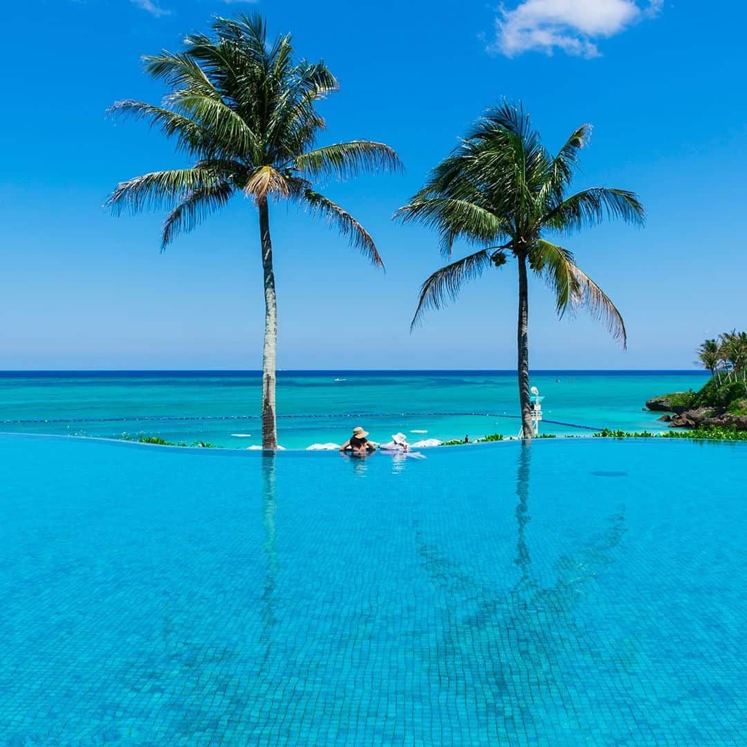 ホテルムーンビーチのインスタグラム：「5月11日、朝のラグーンプール。 Lagoon pool in the morning, May 11.  #ザムーンビーチミュージアムリゾート #ムーンビーチ #リゾート #沖縄 #沖縄観光 #沖縄ビーチ #沖縄旅行 #恩納村 #沖縄好き #沖縄好きな人と繋がりたい #旅行好きな人と繋がりたい #リゾート好きな人と繋がりたい #旅行 #japan #okinawa #themoonbeachmuseumresort #okinawabeach #okinawatrip #onnason #visitjapanjp #hotelmoonbeach #moonbeach」