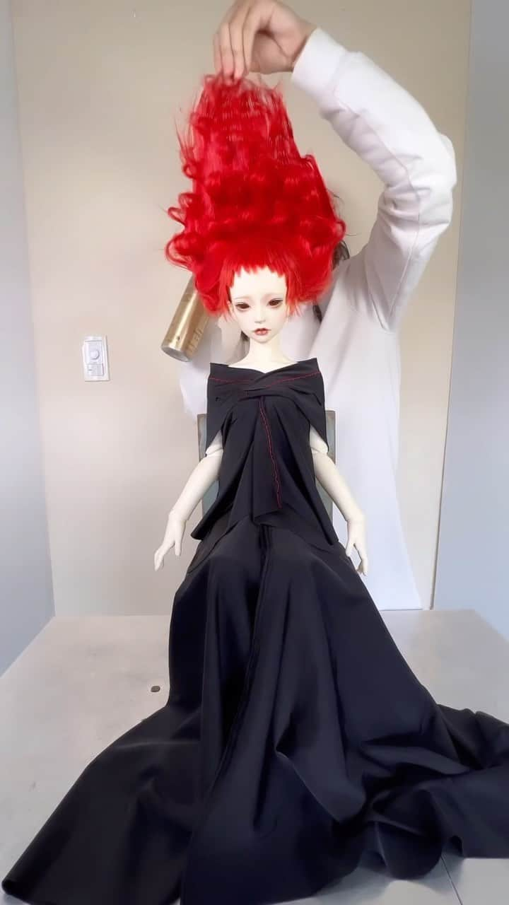 今泉亮爾のインスタグラム：「Working wiz ✂️🪡🔥🪡🔥🪡🔥🪡🔥✂️#spritdolls#dikadoll#dollhair#sowingmachine#ミシン#redhair#redhead #redhairstyle#tranceformation」