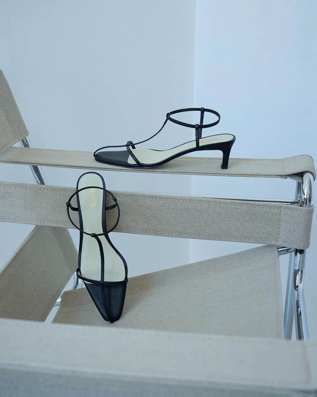 ロペのインスタグラム：「-URBAN RICH GARDEN 2023SS JUNE- ⁡ きちんと感と涼しさを両立した着こなしで、 夏のオフィスカジュアルを楽しんで。 小物をポイントに、 初夏の着こなしをぐんとおしゃれに。 ⁡ J'aDoRe JUN ONLINEでご購入いただけます。 ⁡ ⁡ ⁡ @rope_jp @jadorejunonline #URBANRICHGARDEN #LOOKBOOK #通勤コーデ #オフィスカジュアル #大人カジュアル #リラックスコーデ #夏コーデ #夏カラー #ロペ #ROPÉ #ropejp」