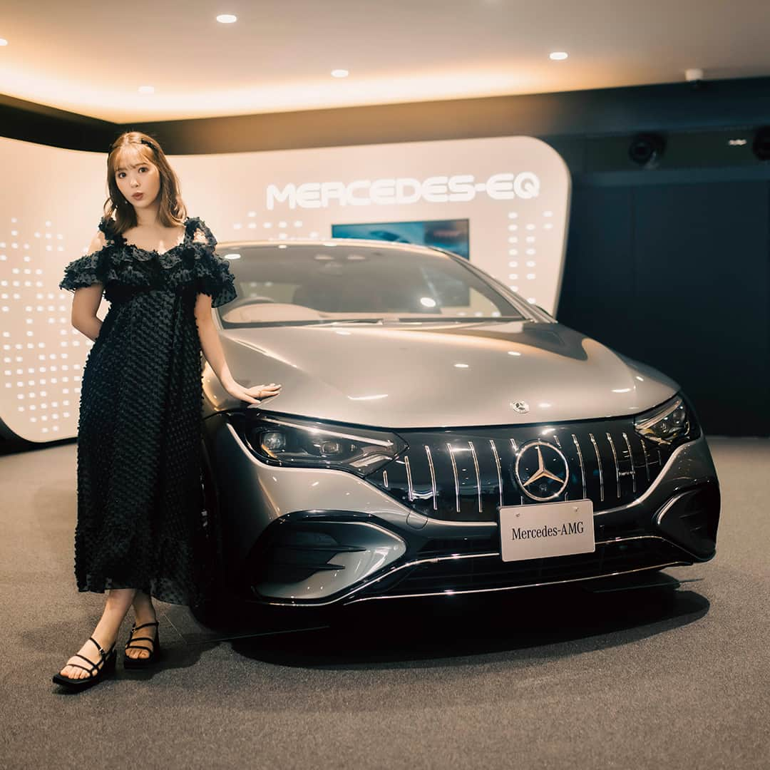 メルセデスベンツさんのインスタグラム写真 - (メルセデスベンツInstagram)「【Mercedes-Benz LIVE!】藤田ニコルが最新の電気自動車を体感！世界初のEQフラッグシップへ──  メルセデス・ベンツの電気自動車ブランド、Mercedes-EQの専売店「メルセデスEQ横浜」を、メルセデスのオーナーである藤田ニコルさんが訪ねる。  施設を見学し、EQSを試乗したニコルさんの、電気自動車に対する印象とは。  記事本文はストーリーズをチェック。  #MercedesBenz #MercedesEQ #EQS  #電気自動車 #EQ横浜 #藤田ニコル @2525nicole2」5月26日 18時00分 - mercedesbenzjapan