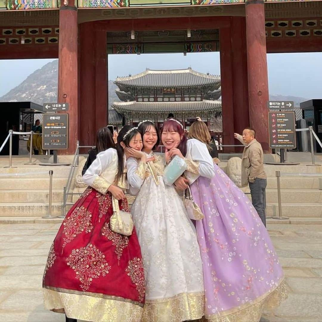 RiLiさんのインスタグラム写真 - (RiLiInstagram)「韓国に行ったら着たい🇰🇷🌙 韓国の民族衣装💡 【チマチョゴリフォト】  カラフルな色味が と〜ってもかわいいの🪄 パステルカラーのチマチョゴリ が今HOTらしい💗  これから韓国に行く予定がある子 は要チェックだよ🔍  Edit by RiLi編集部🐰 aoi @‌shiia14  🤍🤍🤍  RiLiで紹介してもらいたい子は #rili_tokyo を付けてね❕ ⁣⁣ Special Thanks💐 Photo by⁣⁣  @____nrs @hnk165 @aoi_t_815 @jelly_rilly @mo_e__17 @ka._.no.7  #rili_tokyo #おしゃれさんと繋がりたい #お洒落さんと繋がりたい #ファッション #패션스타그램 #ootd #outfit #チマチョゴリ #チマチョゴリ体験 #韓服 #韓服体験 #韓服レンタル #韓国旅行 #韓国コーデ #韓国ファッション #韓国女子 #韓国旅行記 #韓国女子旅 #景福宮 #景福宫」5月26日 18時00分 - rili.tokyo