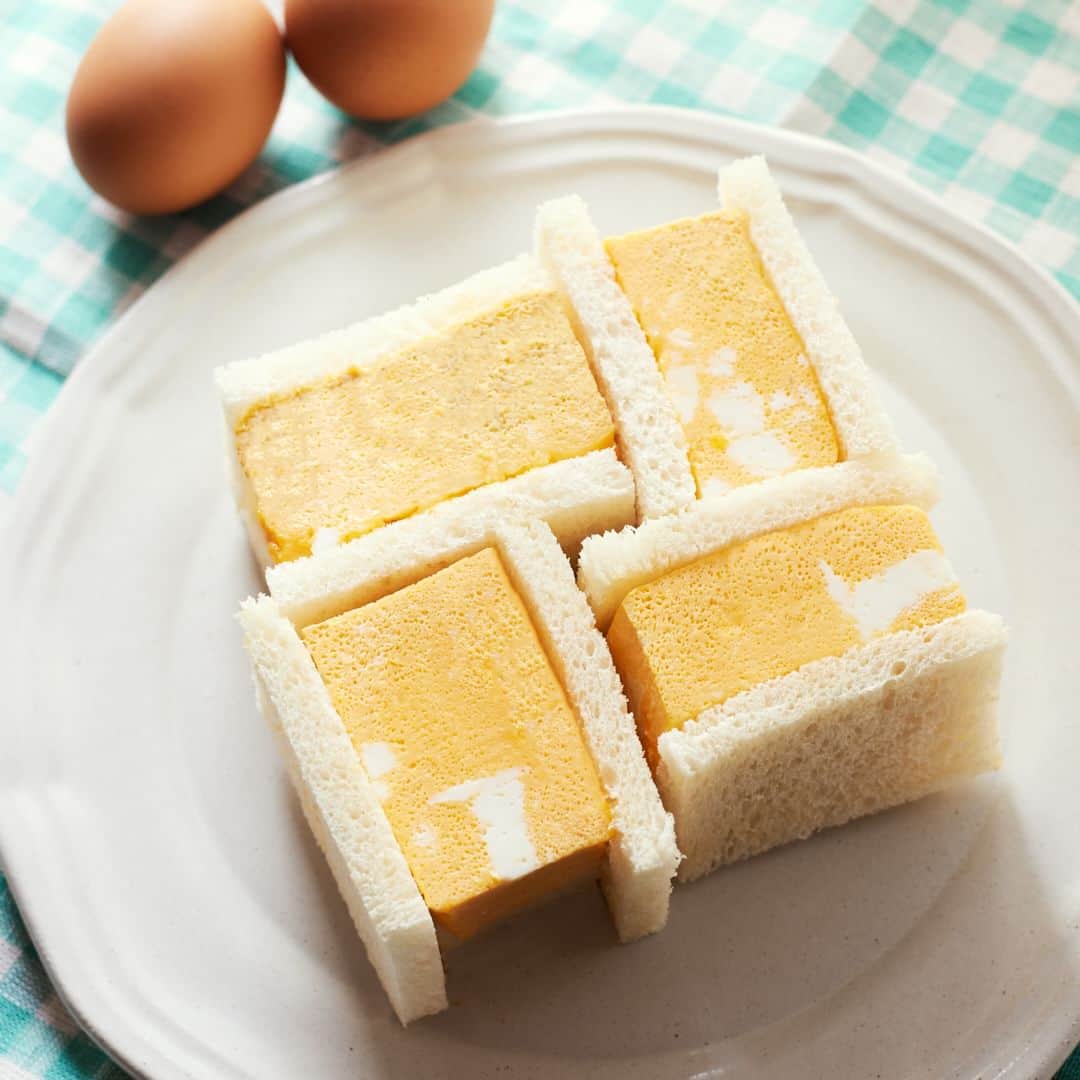 haru(ハル)さんのインスタグラム写真 - (haru(ハル)Instagram)「＼ピクニックにもおすすめ！／ レンジで分厚いだし巻き卵サンド🥪  ピクニックにもオススメな ぶあつ〜い卵サンドを作ってみませんか？  耐熱容器に卵を4つ（2人分）割り入れて、 砂糖、めんつゆ、マヨネーズを大さじ1 、  水を大さじ2を加えて全体を良く混ぜます。  🥚耐熱容器は四角くて深さのあるものを 使用すると分厚い卵が出来やすいです♪  蓋はせずに、電子レンジ600Wで2分30秒温めて、 一度良く混ぜたら、 ※30秒を目安に温めて取り出します。 （卵の固まり具合を見ながら※を何度か繰り返す。）  そして、サランラップにひっくり返し やさしく四角い形に整え冷まします。 最後に、マヨネーズを塗った食パンに挟んだら完成！  右下のボタンで見返せるように保存して、 ぜひ作ってみてくださいね✎  #haruレシピ  #haruのある生活 #ココロハレル #だし巻き卵 #卵サンド #サンドイッチ弁当 #サンドイッチランチ #卵レシピ #ピクニック #ピクニック弁当 #ピクニックランチ #ピクニック日和 #電子レンジレシピ #簡単レシピ #時短レシピ #食パンレシピ #手料理 #お手軽レシピ #お手軽ランチ #休日の過ごし方 #おうち時間 #おうち時間を楽しむ #日々の暮らし #心地よい暮らし #マイホーム #暮らしを整える #シンプルな暮らし #暮らし #kurokamiスカルプ #haruシャンプー」5月26日 18時00分 - haru_tennen100