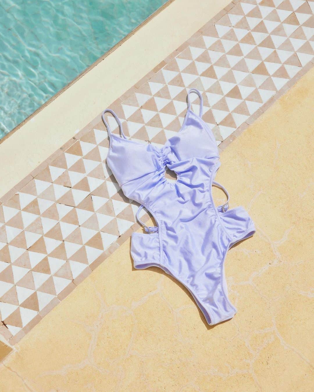 Ravijour Official Instagramさんのインスタグラム写真 - (Ravijour Official InstagramInstagram)「2023 Swimwear Collection  「SOFT LIKE ワンピース」 モカ／ブラック／アイスブルー 煌めくビジューのアジャスターがウエストを華やぐ。 しずく型のホールがエッジィなワンピース。  #RAVIJOUR #ラヴィジュール」5月26日 18時00分 - ravijour_official