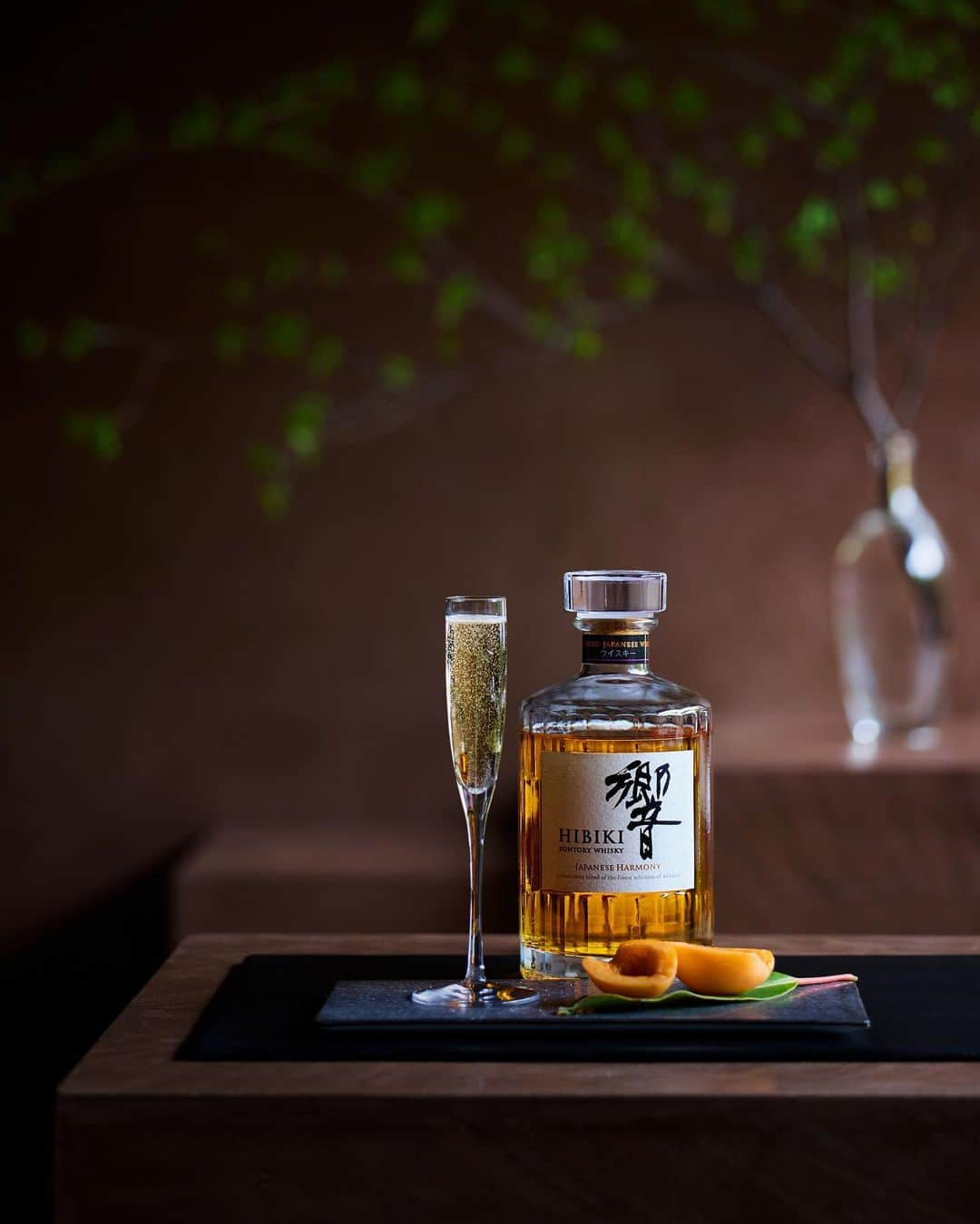 響 | SUNTORY WHISKY HIBIKIさんのインスタグラム写真 - (響 | SUNTORY WHISKY HIBIKIInstagram)「. HIBIKI TIME ～二十四節気・小満～  過ぎ行く春を想い味わう至福のひととき。 Cherish the passing spring season and savor the blissful moment.  #hibiki #響 #hibiki_time #二十四節気 #24seasons #小満 #shoman #フルートグラス #fluteglass #切子 #kiriko #withnature #響スパークリング #hibiki_sparkling #旬果 #枇杷 #loquat」5月26日 18時01分 - suntorywhisky_hibiki