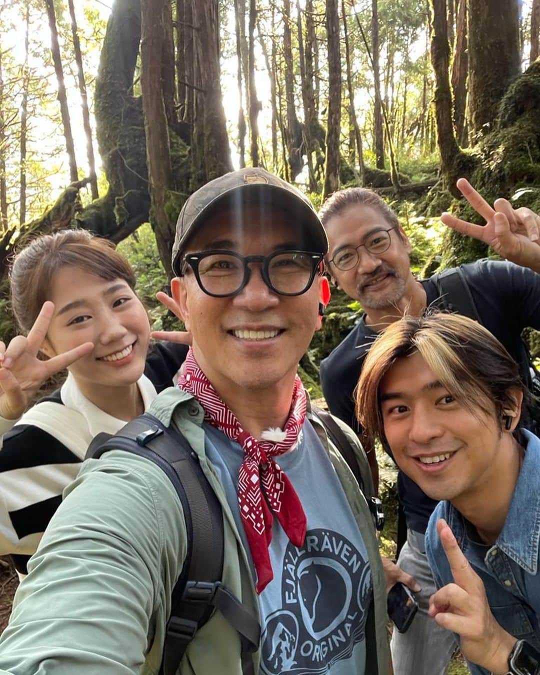 チェン・ボーリンのインスタグラム：「極島森林2 沒錯！就是你們所看見的✨ 我和형(兄)，金針菇，還有余教授等人一起完成了第一趟旅程🏕️ 너무 즐겁고 정말 재밌었습니다!  저의 초대를 받아주시고 이번 여정을 매우 뜻 깊게 만들어 주셔서 감사합니다 ✨  @djkoo  @ggu__kim  @simonyu1118  @afuriinu  @extreme.forest  @grayscale.production  #極島森林2」
