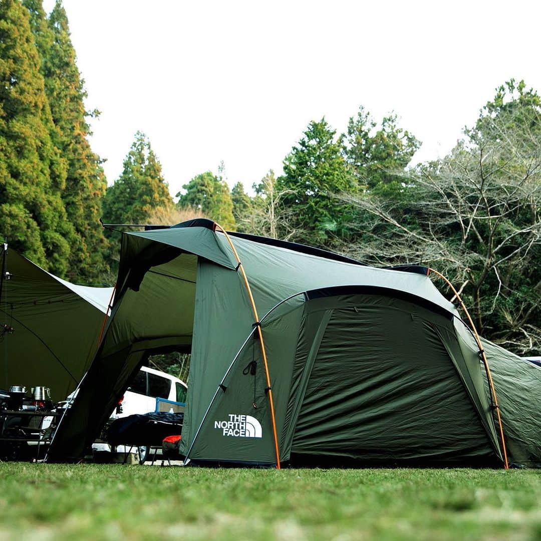 キャンプ情報サイト［ランタン］のインスタグラム：「CAMP SMILE STYLE ／ ザ・ノース・フェイスのテントと自作ギアで キャンプサイトを秘密基地に！ ＼ いろんなキャンパーのキャンプスタイルを現地取材と一般キャンパーからの投稿で数多く掲載してます。 . . 詳しくは @lantern.camp webサイトをご覧ください . . #camp #camping #camplife #outdoor #travel #trip #lantern_smile #キャンプ #キャンプ用品 #アウトドア #テント #自然 #旅行 #キャンプ初心者 #キャンプ好きな人と繋がりたい #アウトドア好きな人と繋がりたい #camper #外遊び #キャンプスタイル #かぶとの森テラス #ファミリーキャンプ #ファミキャン #THENORTHFACE #ノースフェイス #自作ギア #キャンプ料理 #キャンプ飯 #タフまる」