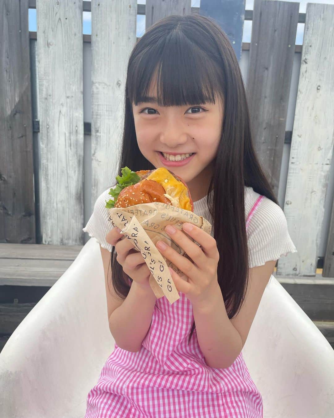 豊川亜咲さんのインスタグラム写真 - (豊川亜咲Instagram)「🍔🍟 . 海で食べるハンバーガーは🍔 美味しすぎるっ😆🌴🐳⛵️  #海 #ハンバーガー #グレイトフルズ #ギンガムチェック #れのあさ」5月26日 18時07分 - a_chan_1o3o