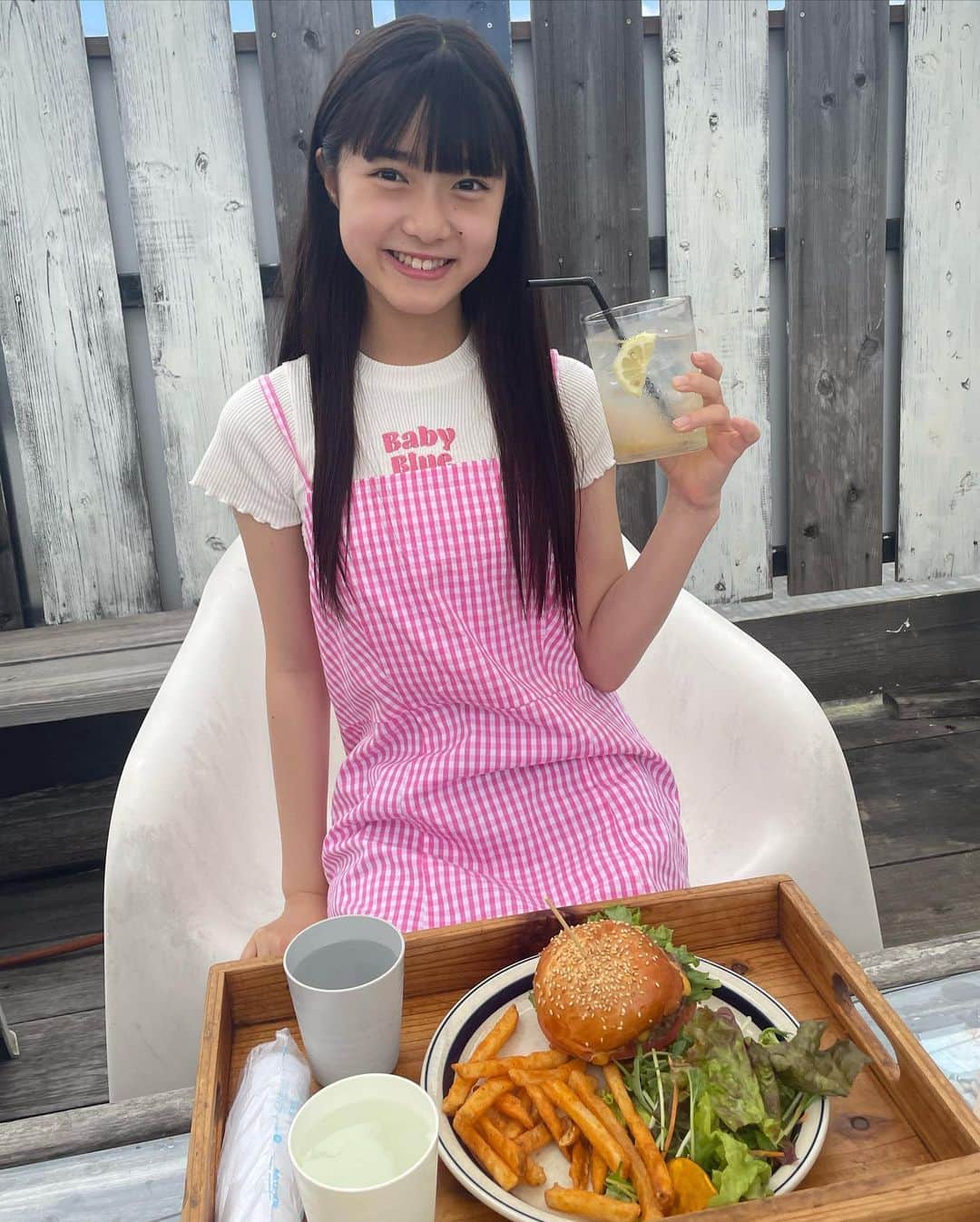 豊川亜咲さんのインスタグラム写真 - (豊川亜咲Instagram)「🍔🍟 . 海で食べるハンバーガーは🍔 美味しすぎるっ😆🌴🐳⛵️  #海 #ハンバーガー #グレイトフルズ #ギンガムチェック #れのあさ」5月26日 18時07分 - a_chan_1o3o