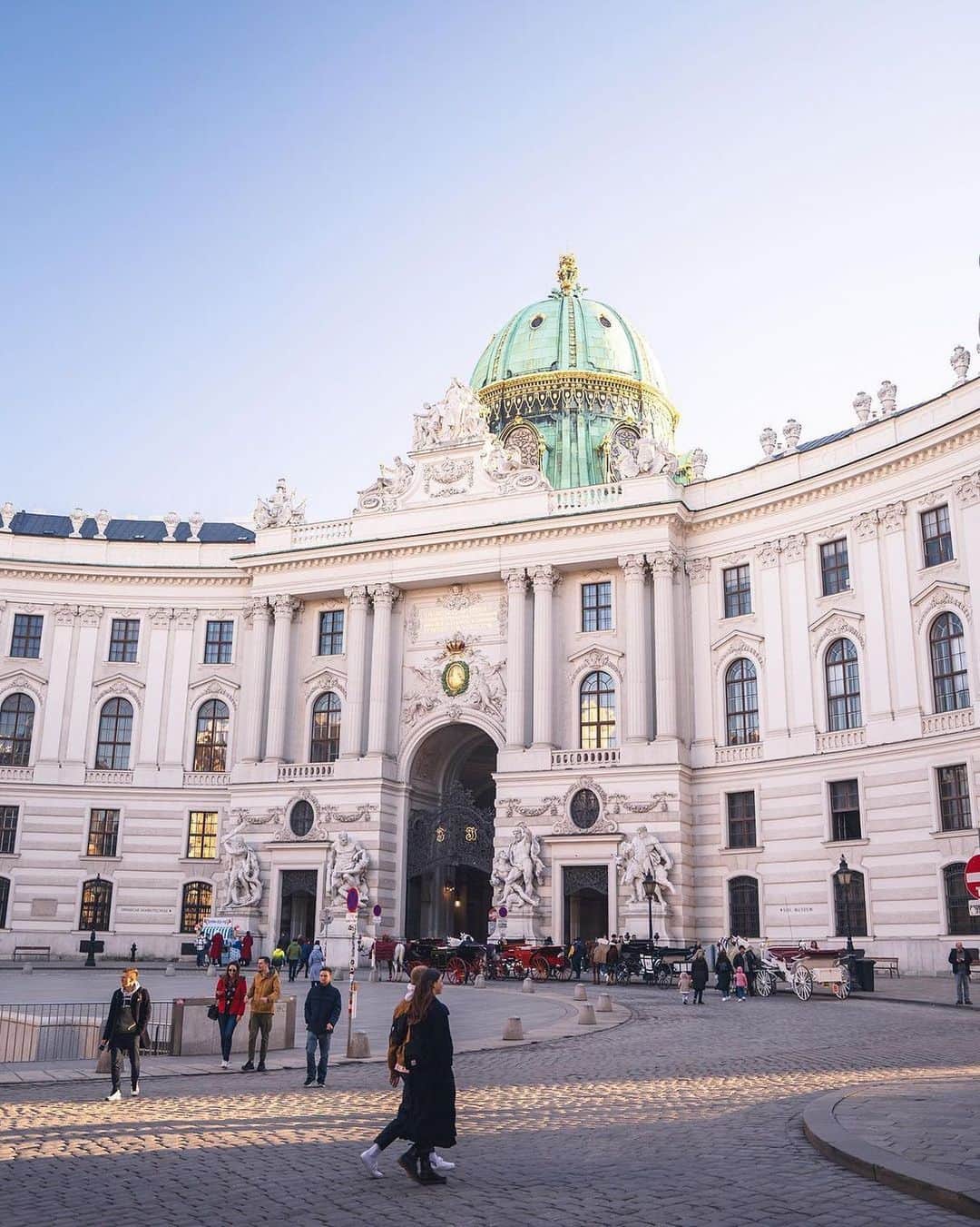 Wien | Viennaのインスタグラム：「Sunny days ahead! ❤️☀️ by @viennamyheart #ViennaNow  #vienna #wien #hofburg #vienna_austria」