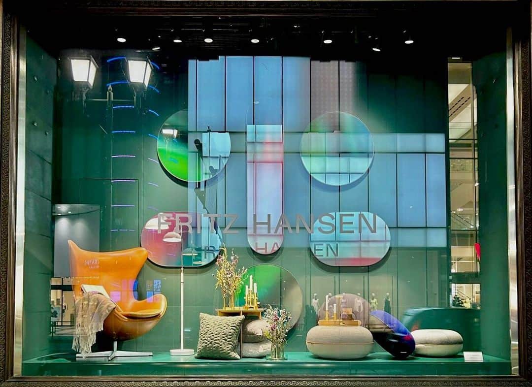 ELLE DECOR JAPANさんのインスタグラム写真 - (ELLE DECOR JAPANInstagram)「「フリッツ・ハンセン」が、創業150周年を記念したウィンドー展示を伊勢丹新宿店本館でスタート！　巨匠が手がけた名作が、ストーリー性と躍動感のある「フリッツ・ハンセン」の世界観で堪能できる展示をぜひチェックして。  6月7日（水）から本館1階ザ・ステージでにて店頭販売される、7名のクリエーターとコラボレーションした作品も見逃せない。  Styling: Tomoya Senda  #fritzhansen #フリッツハンセン #ドットスツール #スワンチェア #エッグチェア #セブンチェア #ドロップチェア #伊勢丹 #伊勢丹新宿 #オーラリー #岩井良太 #橋爪悠也 #サカナクション #山口一郎 #内田洋一朗 #バーナイ #黒沢祐子 #エルデコ #名作椅子 #伊勢丹新宿」5月26日 18時22分 - elledecorjapan
