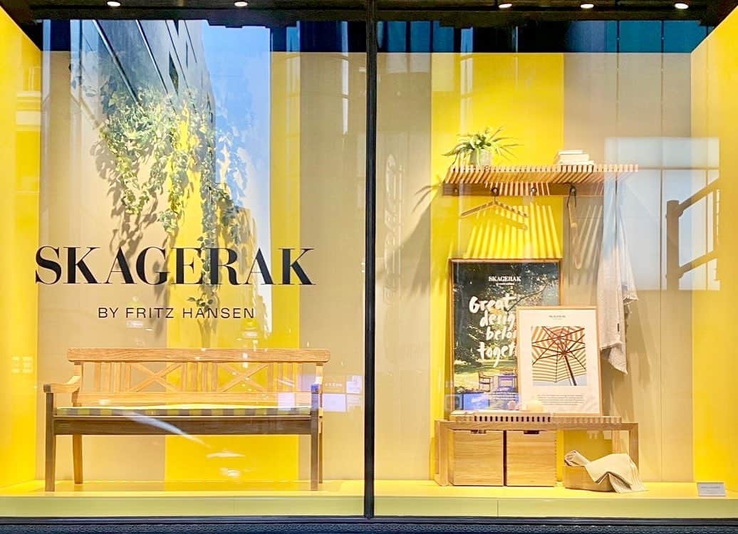 ELLE DECOR JAPANさんのインスタグラム写真 - (ELLE DECOR JAPANInstagram)「「フリッツ・ハンセン」が、創業150周年を記念したウィンドー展示を伊勢丹新宿店本館でスタート！　巨匠が手がけた名作が、ストーリー性と躍動感のある「フリッツ・ハンセン」の世界観で堪能できる展示をぜひチェックして。  6月7日（水）から本館1階ザ・ステージでにて店頭販売される、7名のクリエーターとコラボレーションした作品も見逃せない。  Styling: Tomoya Senda  #fritzhansen #フリッツハンセン #ドットスツール #スワンチェア #エッグチェア #セブンチェア #ドロップチェア #伊勢丹 #伊勢丹新宿 #オーラリー #岩井良太 #橋爪悠也 #サカナクション #山口一郎 #内田洋一朗 #バーナイ #黒沢祐子 #エルデコ #名作椅子 #伊勢丹新宿」5月26日 18時22分 - elledecorjapan