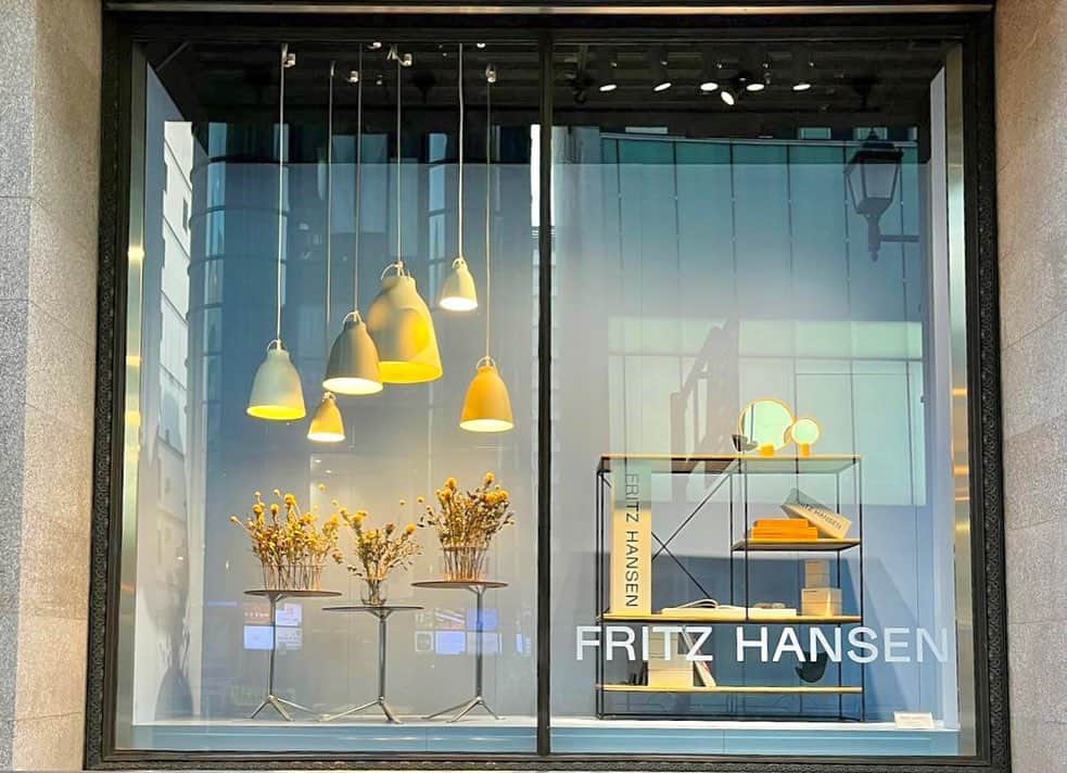 ELLE DECOR JAPANさんのインスタグラム写真 - (ELLE DECOR JAPANInstagram)「「フリッツ・ハンセン」が、創業150周年を記念したウィンドー展示を伊勢丹新宿店本館でスタート！　巨匠が手がけた名作が、ストーリー性と躍動感のある「フリッツ・ハンセン」の世界観で堪能できる展示をぜひチェックして。  6月7日（水）から本館1階ザ・ステージでにて店頭販売される、7名のクリエーターとコラボレーションした作品も見逃せない。  Styling: Tomoya Senda  #fritzhansen #フリッツハンセン #ドットスツール #スワンチェア #エッグチェア #セブンチェア #ドロップチェア #伊勢丹 #伊勢丹新宿 #オーラリー #岩井良太 #橋爪悠也 #サカナクション #山口一郎 #内田洋一朗 #バーナイ #黒沢祐子 #エルデコ #名作椅子 #伊勢丹新宿」5月26日 18時22分 - elledecorjapan