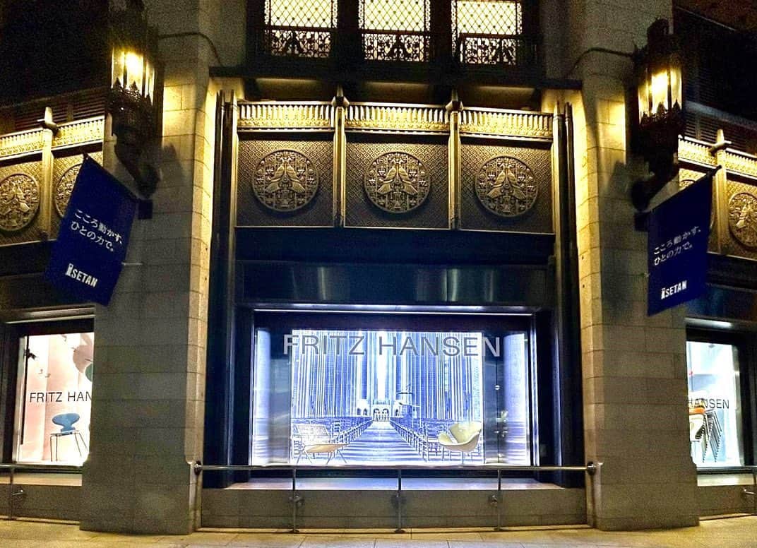 ELLE DECOR JAPANさんのインスタグラム写真 - (ELLE DECOR JAPANInstagram)「「フリッツ・ハンセン」が、創業150周年を記念したウィンドー展示を伊勢丹新宿店本館でスタート！　巨匠が手がけた名作が、ストーリー性と躍動感のある「フリッツ・ハンセン」の世界観で堪能できる展示をぜひチェックして。  6月7日（水）から本館1階ザ・ステージでにて店頭販売される、7名のクリエーターとコラボレーションした作品も見逃せない。  Styling: Tomoya Senda  #fritzhansen #フリッツハンセン #ドットスツール #スワンチェア #エッグチェア #セブンチェア #ドロップチェア #伊勢丹 #伊勢丹新宿 #オーラリー #岩井良太 #橋爪悠也 #サカナクション #山口一郎 #内田洋一朗 #バーナイ #黒沢祐子 #エルデコ #名作椅子 #伊勢丹新宿」5月26日 18時22分 - elledecorjapan