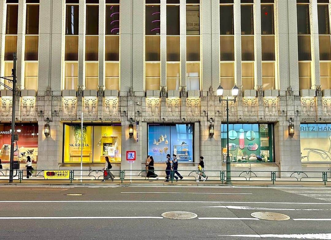 ELLE DECOR JAPANさんのインスタグラム写真 - (ELLE DECOR JAPANInstagram)「「フリッツ・ハンセン」が、創業150周年を記念したウィンドー展示を伊勢丹新宿店本館でスタート！　巨匠が手がけた名作が、ストーリー性と躍動感のある「フリッツ・ハンセン」の世界観で堪能できる展示をぜひチェックして。  6月7日（水）から本館1階ザ・ステージでにて店頭販売される、7名のクリエーターとコラボレーションした作品も見逃せない。  Styling: Tomoya Senda  #fritzhansen #フリッツハンセン #ドットスツール #スワンチェア #エッグチェア #セブンチェア #ドロップチェア #伊勢丹 #伊勢丹新宿 #オーラリー #岩井良太 #橋爪悠也 #サカナクション #山口一郎 #内田洋一朗 #バーナイ #黒沢祐子 #エルデコ #名作椅子 #伊勢丹新宿」5月26日 18時22分 - elledecorjapan