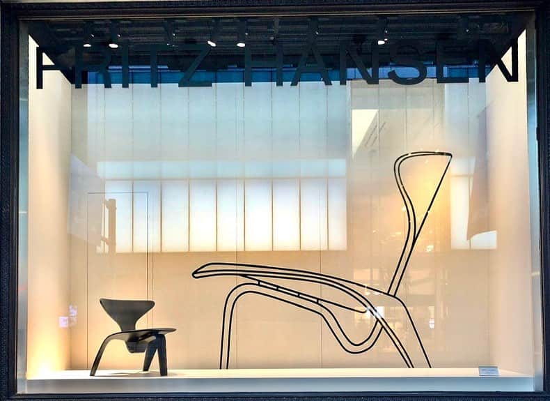 ELLE DECOR JAPANさんのインスタグラム写真 - (ELLE DECOR JAPANInstagram)「「フリッツ・ハンセン」が、創業150周年を記念したウィンドー展示を伊勢丹新宿店本館でスタート！　巨匠が手がけた名作が、ストーリー性と躍動感のある「フリッツ・ハンセン」の世界観で堪能できる展示をぜひチェックして。  6月7日（水）から本館1階ザ・ステージでにて店頭販売される、7名のクリエーターとコラボレーションした作品も見逃せない。  Styling: Tomoya Senda  #fritzhansen #フリッツハンセン #ドットスツール #スワンチェア #エッグチェア #セブンチェア #ドロップチェア #伊勢丹 #伊勢丹新宿 #オーラリー #岩井良太 #橋爪悠也 #サカナクション #山口一郎 #内田洋一朗 #バーナイ #黒沢祐子 #エルデコ #名作椅子 #伊勢丹新宿」5月26日 18時22分 - elledecorjapan