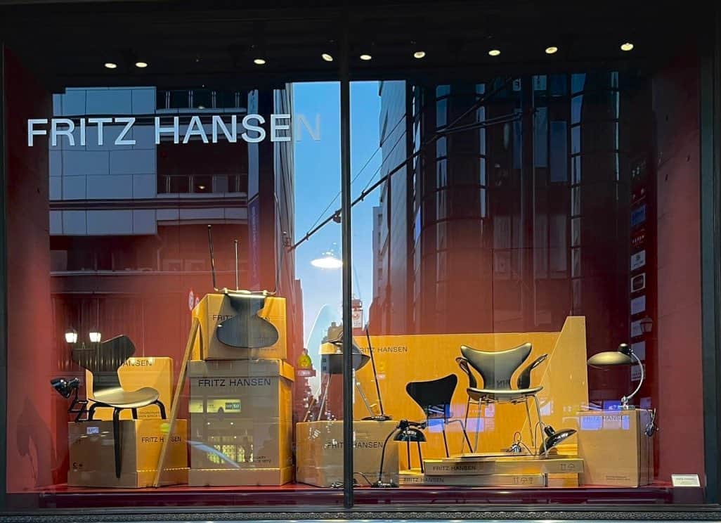 ELLE DECOR JAPANさんのインスタグラム写真 - (ELLE DECOR JAPANInstagram)「「フリッツ・ハンセン」が、創業150周年を記念したウィンドー展示を伊勢丹新宿店本館でスタート！　巨匠が手がけた名作が、ストーリー性と躍動感のある「フリッツ・ハンセン」の世界観で堪能できる展示をぜひチェックして。  6月7日（水）から本館1階ザ・ステージでにて店頭販売される、7名のクリエーターとコラボレーションした作品も見逃せない。  Styling: Tomoya Senda  #fritzhansen #フリッツハンセン #ドットスツール #スワンチェア #エッグチェア #セブンチェア #ドロップチェア #伊勢丹 #伊勢丹新宿 #オーラリー #岩井良太 #橋爪悠也 #サカナクション #山口一郎 #内田洋一朗 #バーナイ #黒沢祐子 #エルデコ #名作椅子 #伊勢丹新宿」5月26日 18時22分 - elledecorjapan